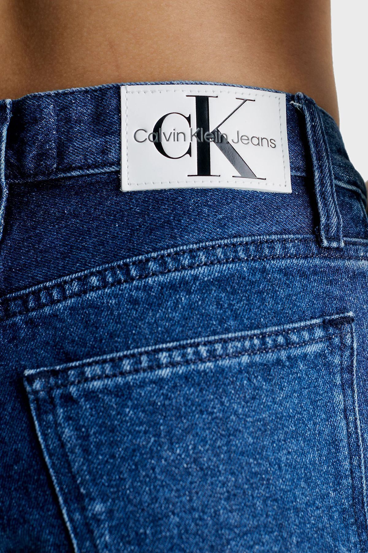 Logolu Pamuklu Yüksek Bel Daralan Paça Mom Fit J20 Jeans J20J2221991A4 KOT PANTOL Logolu Pamuklu Yüksek Bel Daralan Paça Mom Fit J20 Jeans J20J2221991A4 KOT PANTOL