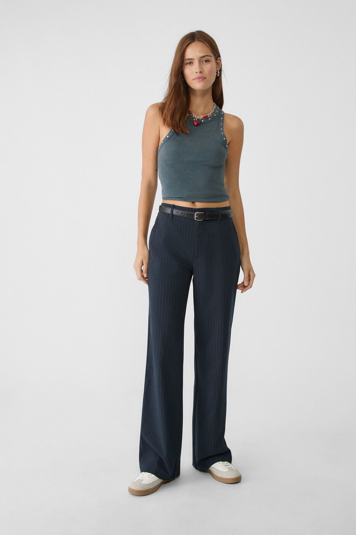 Kemerli ve dökümlü straight fit kumaş pantolon Kemerli ve dökümlü straight fit kumaş pantolon
