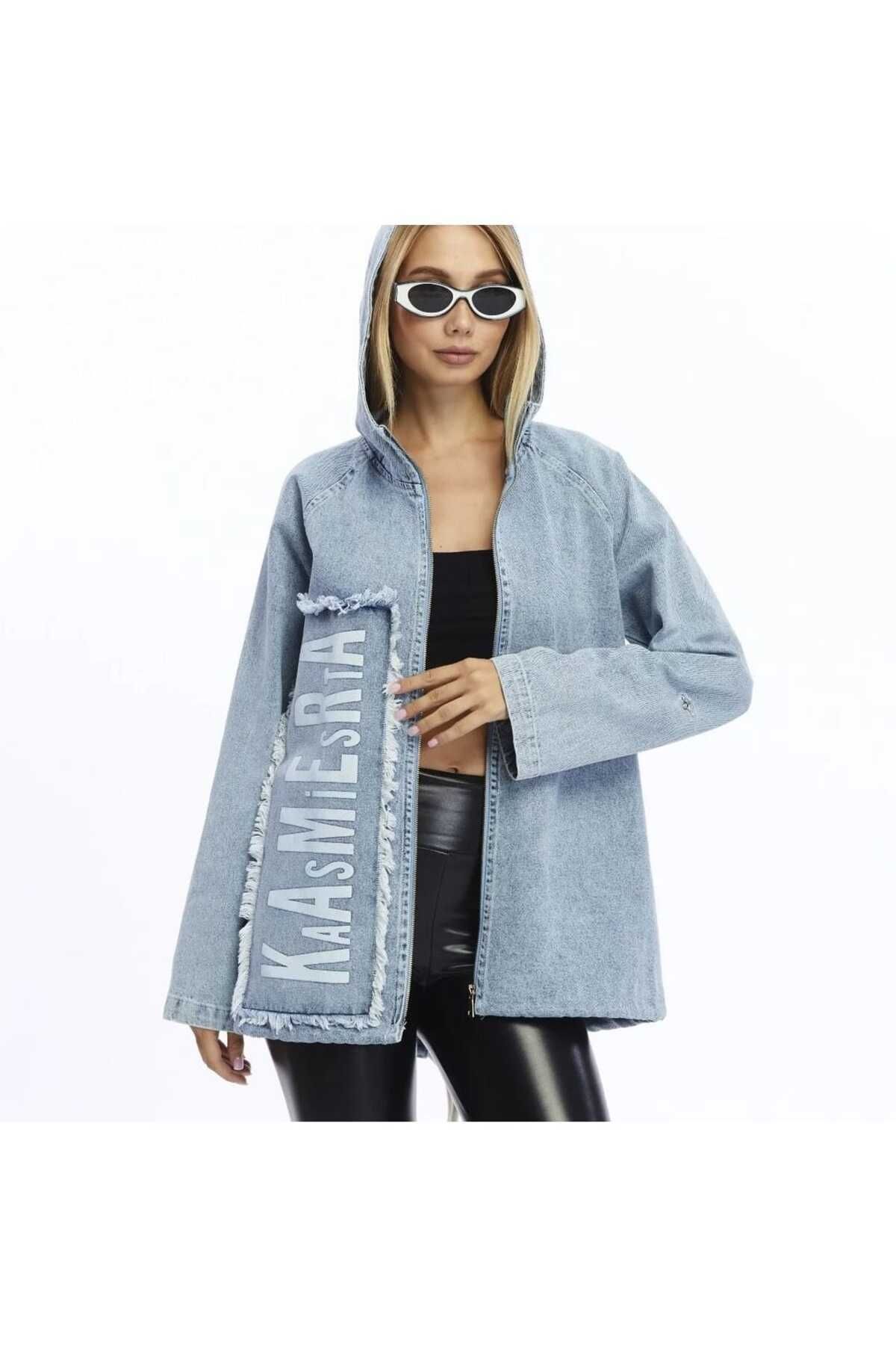 Yazı Detaylı Kapüşonlu Rahat Kesim Denim Ceket Yazı Detaylı Kapüşonlu Rahat Kesim Denim Ceket