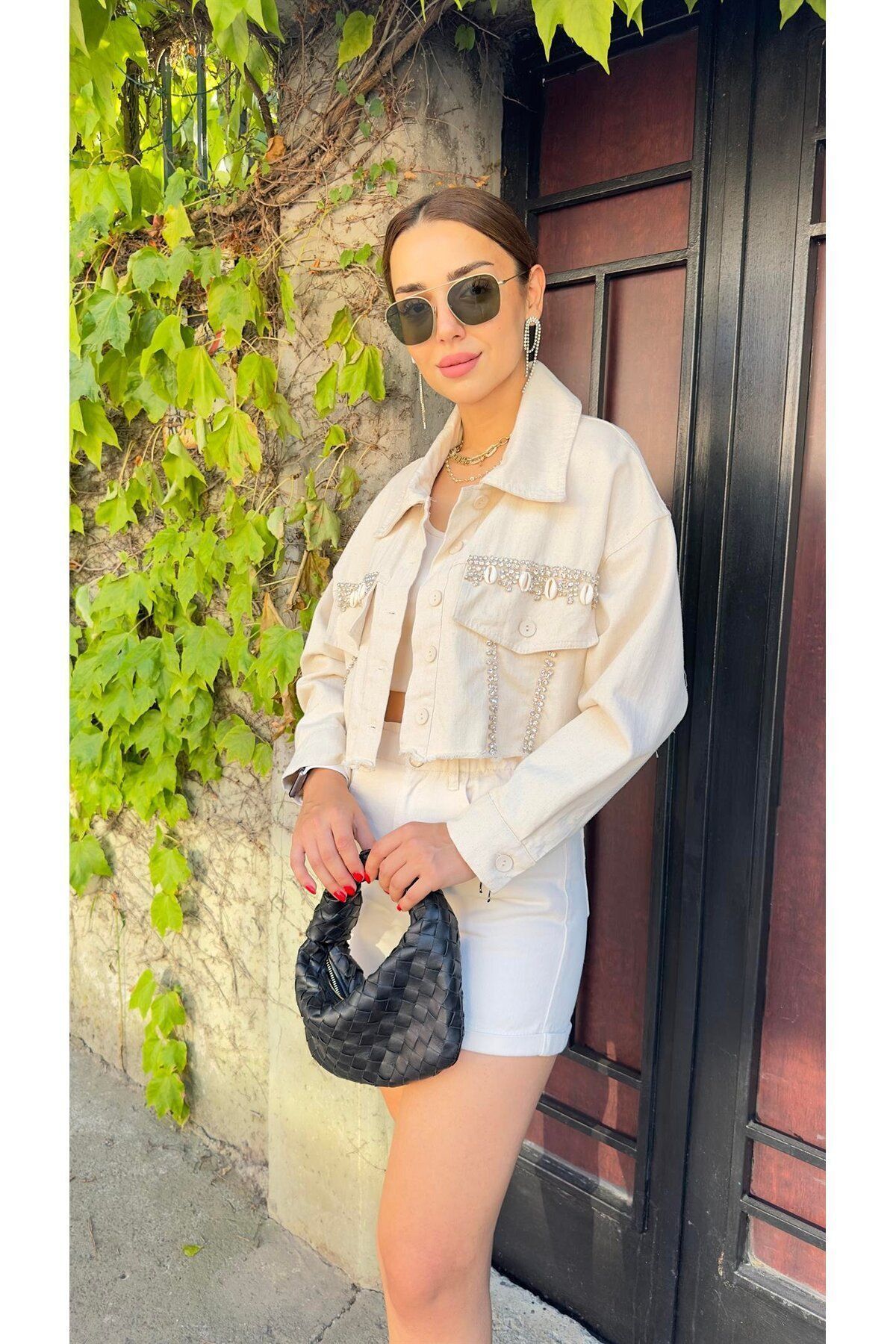 TAŞLI EKRU CROP GABARDİN CEKET TAŞLI EKRU CROP GABARDİN CEKET