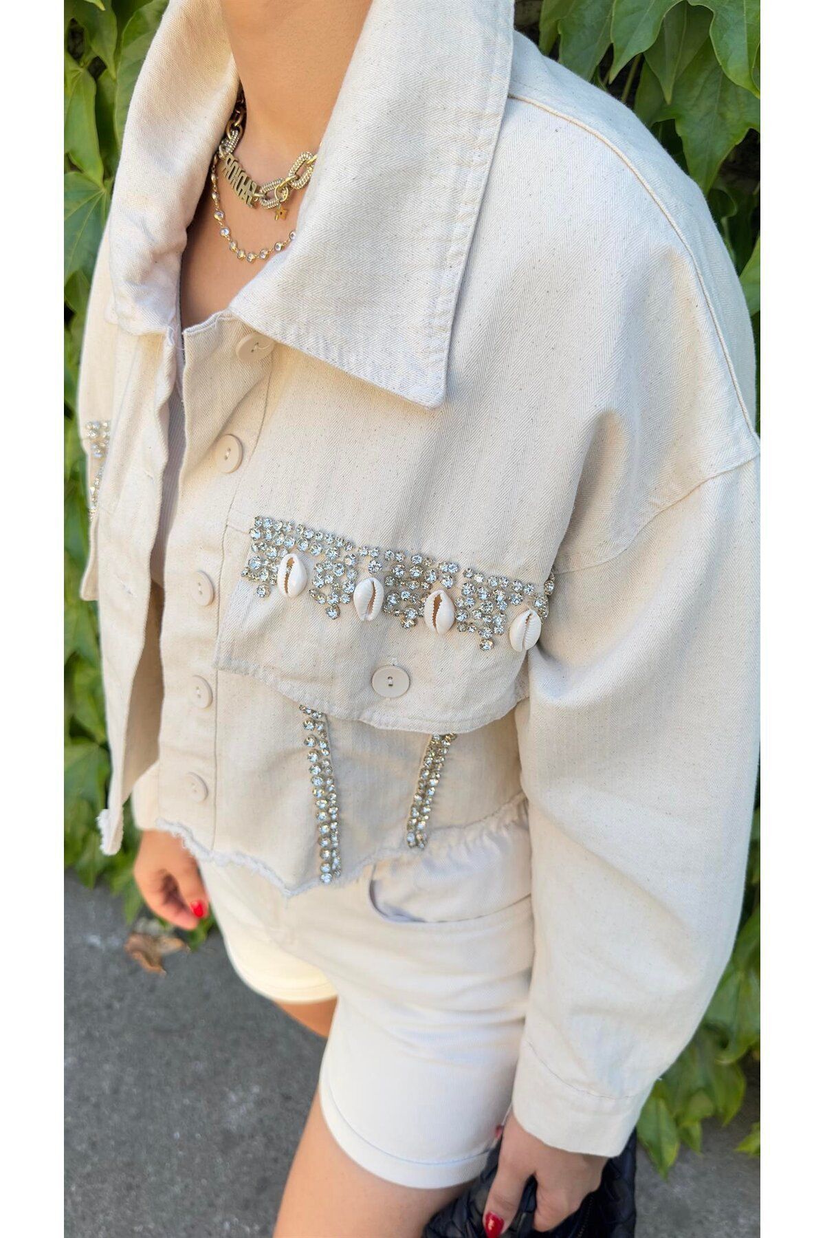 TAŞLI EKRU CROP GABARDİN CEKET TAŞLI EKRU CROP GABARDİN CEKET