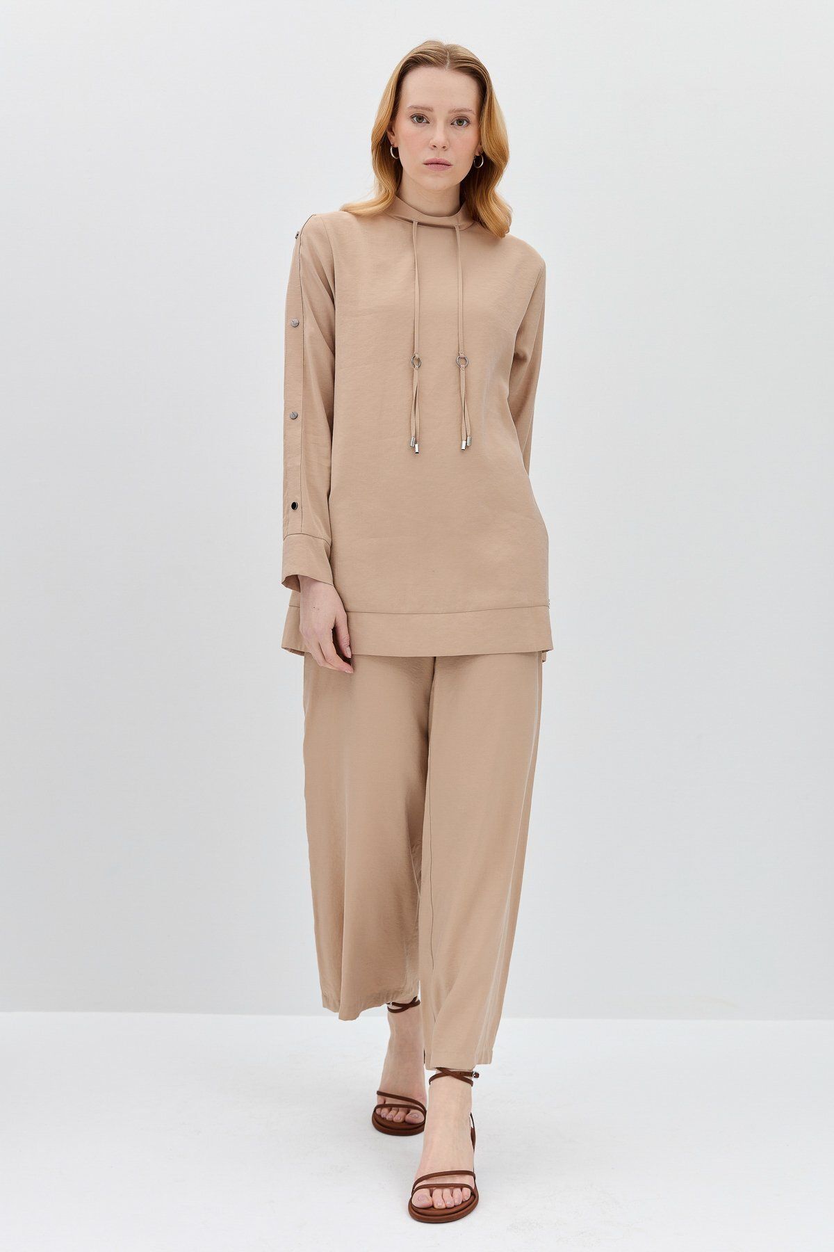 Kolları Çıt Çıt Detaylı Pantolon Tunik Takım Bej Kolları Çıt Çıt Detaylı Pantolon Tunik Takım Bej