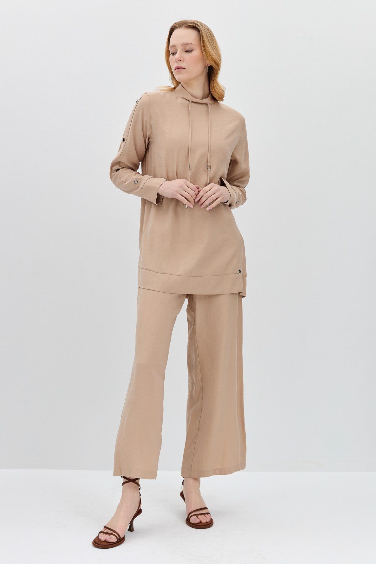 Kolları Çıt Çıt Detaylı Pantolon Tunik Takım Bej Kolları Çıt Çıt Detaylı Pantolon Tunik Takım Bej