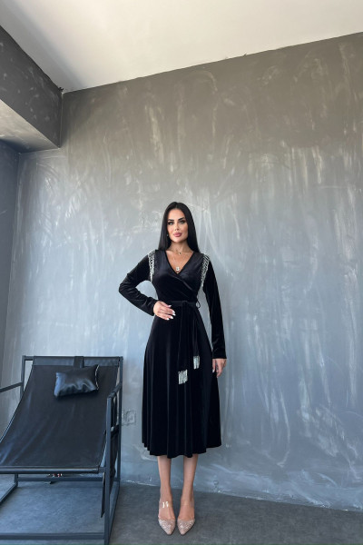 Kruvaze Yaka Kuşaklı Zincir Detaylı Kadife Elbise Kruvaze Yaka Kuşaklı Zincir Detaylı Kadife Elbise