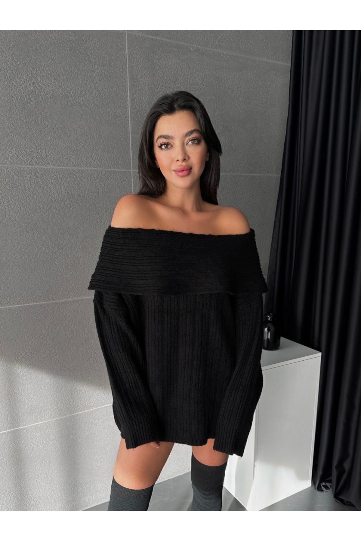 Siyah Kadin Omuzlari Açik Oversize Triko Kazak Siyah Kadin Omuzlari Açik Oversize Triko Kazak