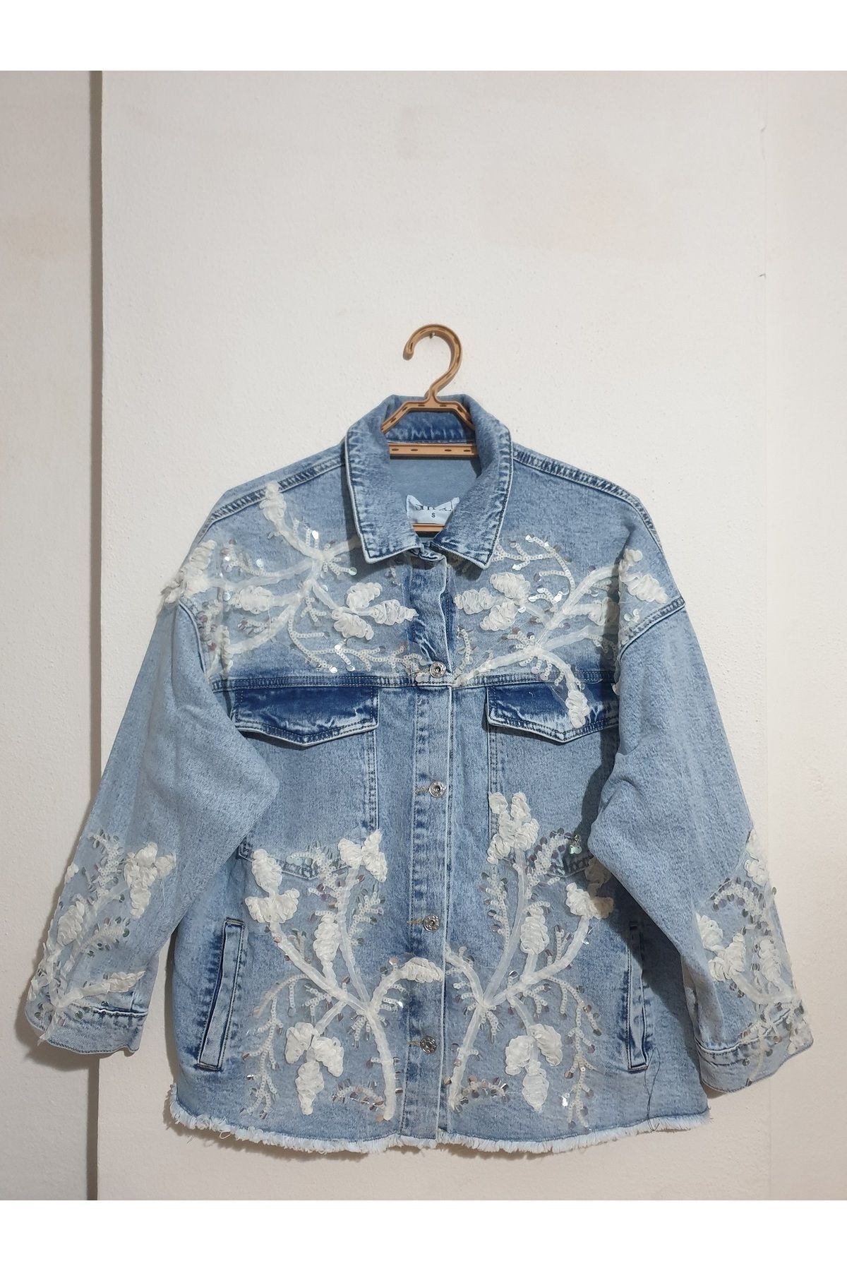 Kadın Özel Tasarım Çiçek Desenli Pullu Payetli Oversize Mavi Jean Ceket Kadın Özel Tasarım Çiçek Desenli Pullu Payetli Oversize Mavi Jean Ceket