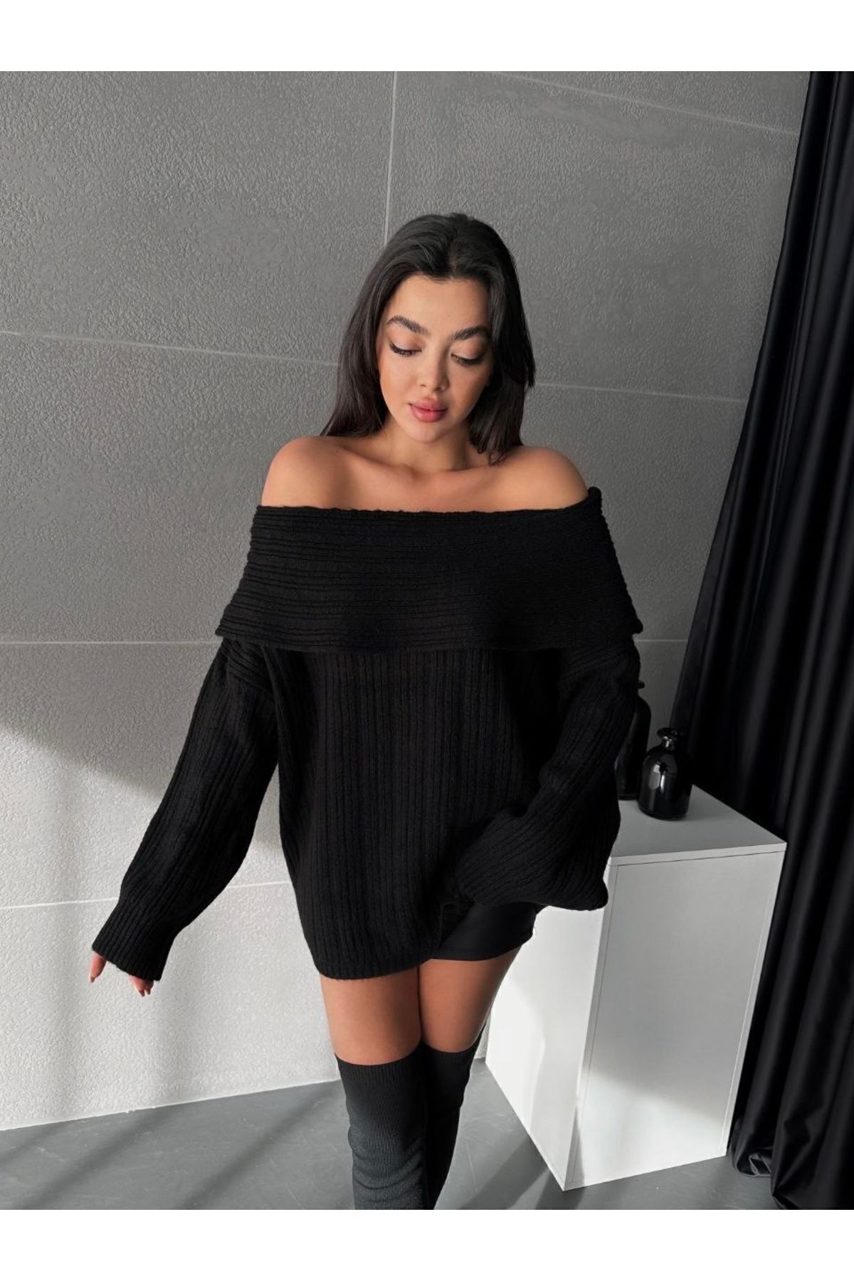 Siyah Kadin Omuzlari Açik Oversize Triko Kazak Siyah Kadin Omuzlari Açik Oversize Triko Kazak