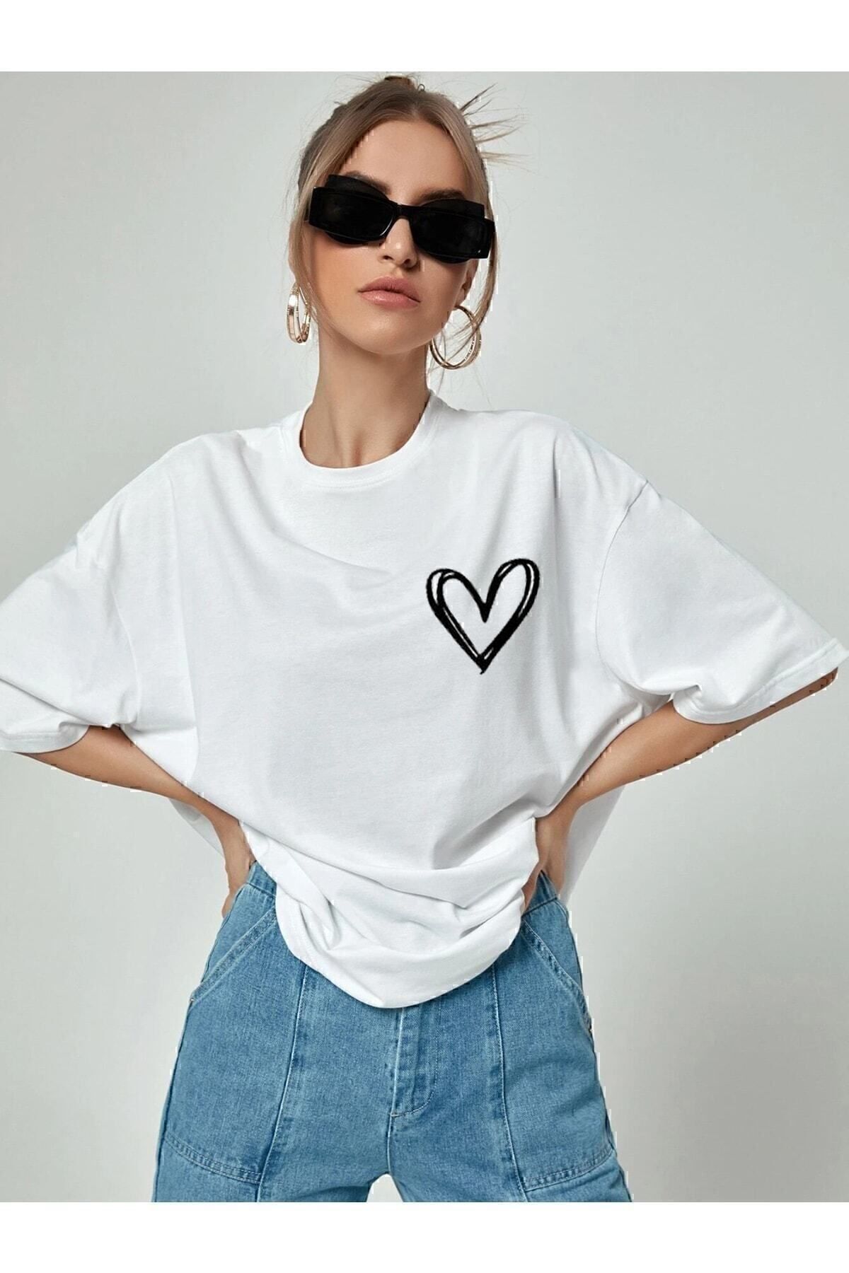 Minimal Kalp Baskılı Beyaz Oversize Tshirt Minimal Kalp Baskılı Beyaz Oversize Tshirt