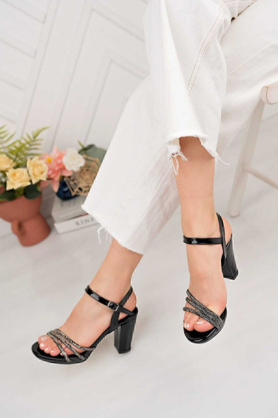 KADIN SİYAH RUGAN 3 BİYELİ TAŞ DETAYLI ABİYE TOPUKLU AYAKKABI KADIN SİYAH RUGAN 3 BİYELİ TAŞ DETAYLI ABİYE TOPUKLU AYAKKABI