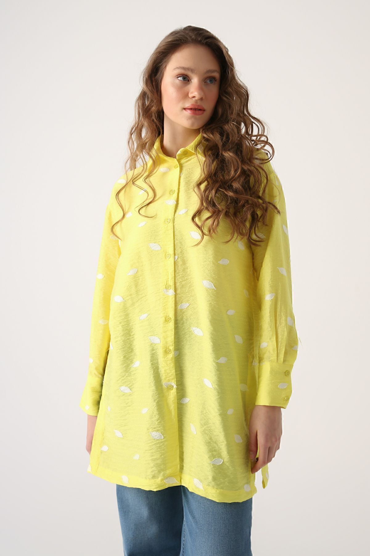 Sarı Oversize Yırtmaçlı Desenli Gömlek Tunik Sarı Oversize Yırtmaçlı Desenli Gömlek Tunik
