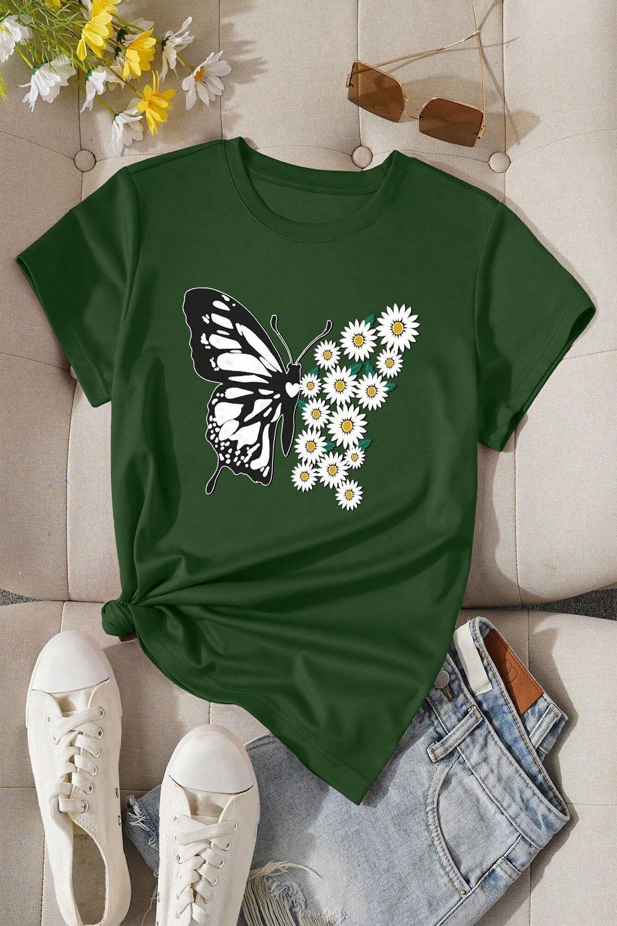 Pamuklu Papatya Kelebek Tasarım Tshirt Pamuklu Papatya Kelebek Tasarım Tshirt