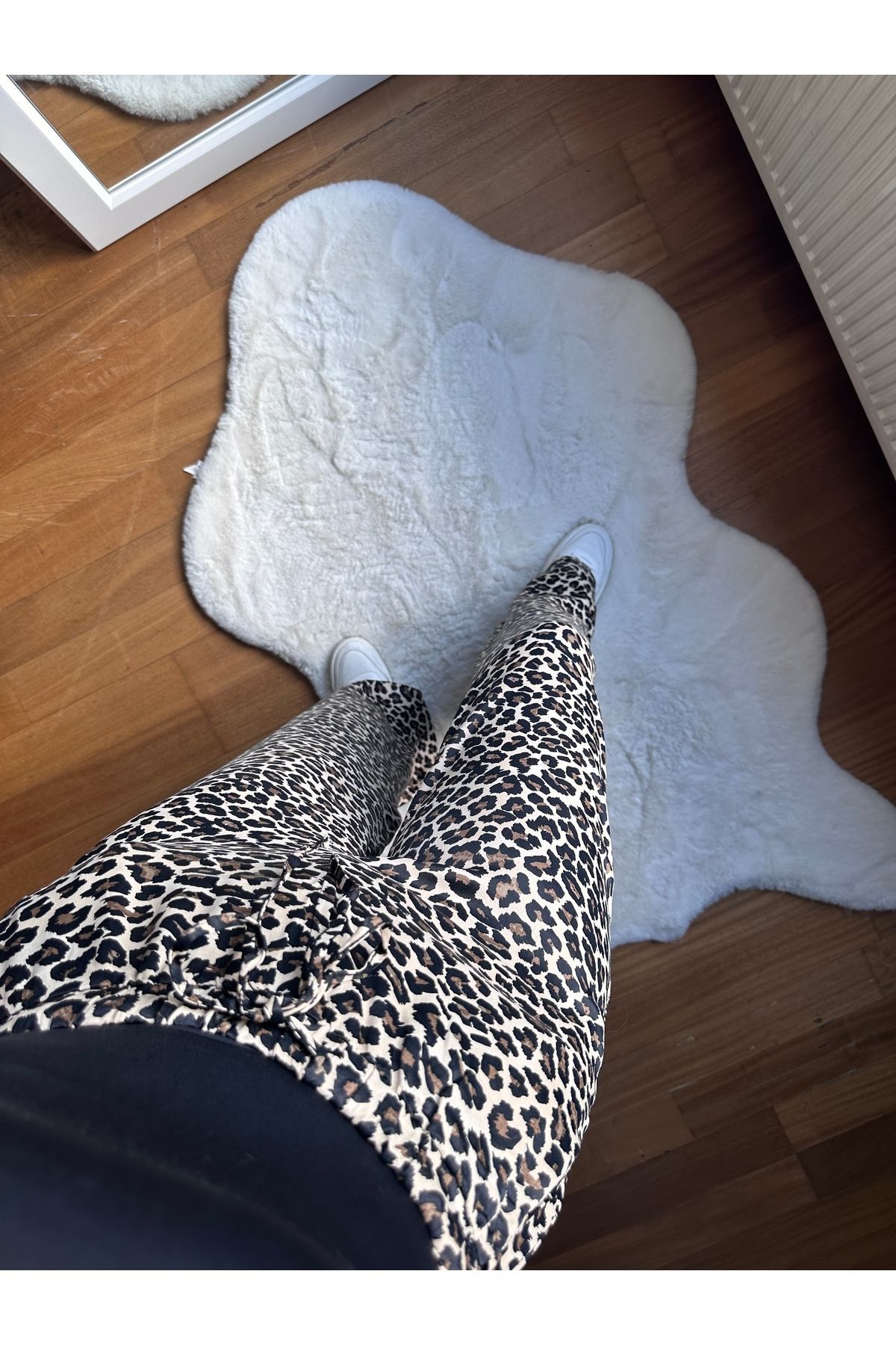 Kadın saten leoparlı pantolon Kadın saten leoparlı pantolon