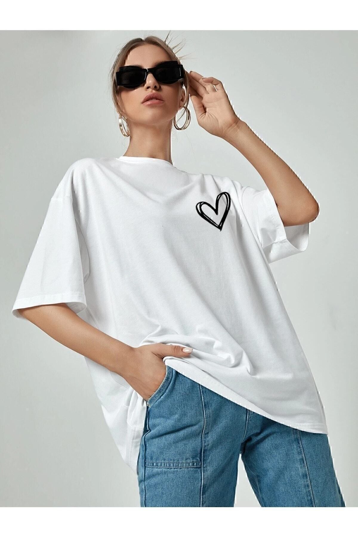 Minimal Kalp Baskılı Beyaz Oversize Tshirt Minimal Kalp Baskılı Beyaz Oversize Tshirt