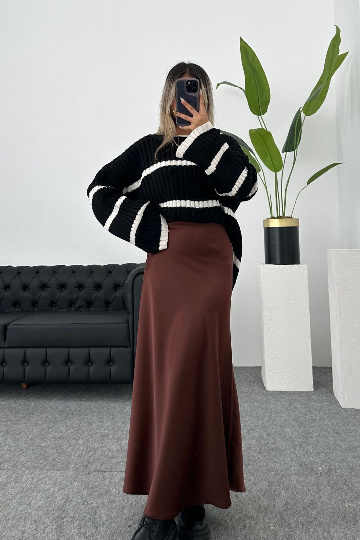 Kahverengi Saten Kumaş Beli Lastikli Uzun Çan Etek 96 Cm Kahverengi Saten Kumaş Beli Lastikli Uzun Çan Etek 96 Cm