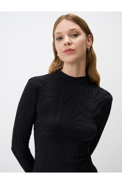 Siyah Dar Kesim Yarım Balıkçı Yaka Desenli Bluz Siyah Dar Kesim Yarım Balıkçı Yaka Desenli Bluz