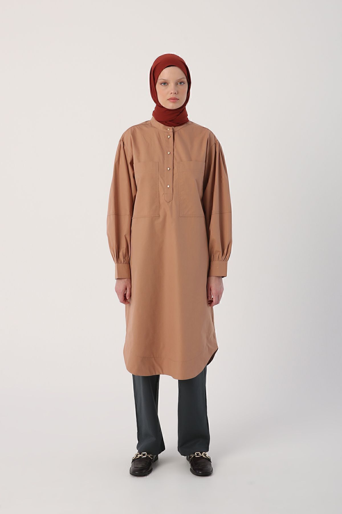 Toprak Oversize %100 Pamuk Büyük Cepli Eteği Oval Kesim Uzun Tunik Toprak Oversize %100 Pamuk Büyük Cepli Eteği Oval Kesim Uzun Tunik