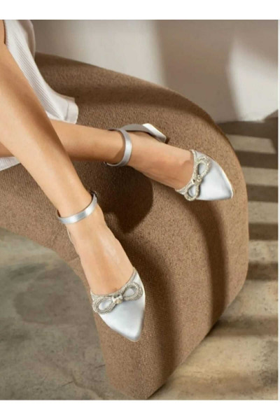 kısa topuklu saten fiyok taşli ayakkabı