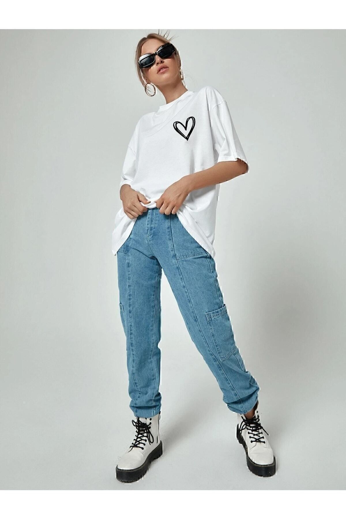 Minimal Kalp Baskılı Beyaz Oversize Tshirt Minimal Kalp Baskılı Beyaz Oversize Tshirt