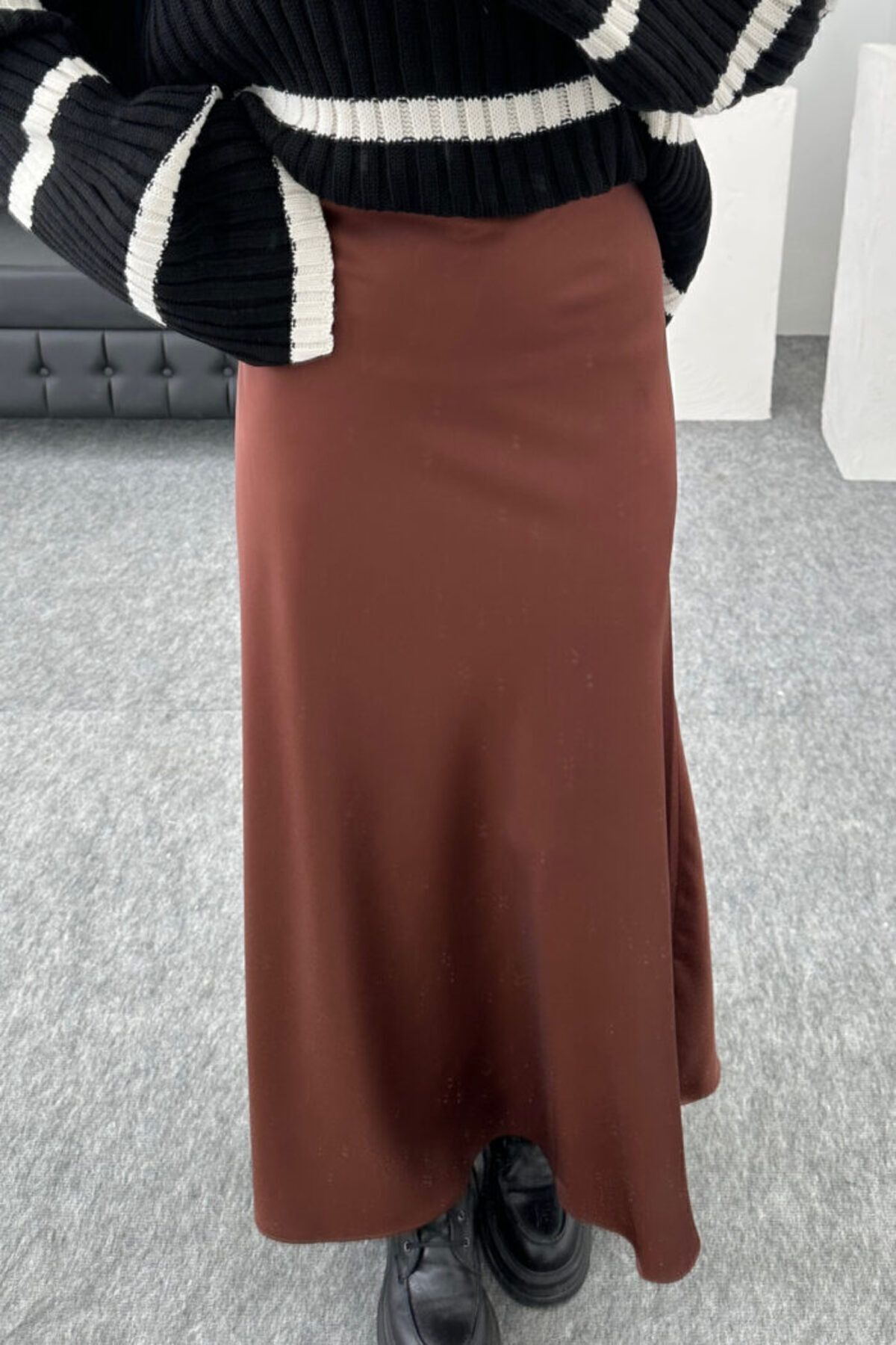 Kahverengi Saten Kumaş Beli Lastikli Uzun Çan Etek 96 Cm Kahverengi Saten Kumaş Beli Lastikli Uzun Çan Etek 96 Cm