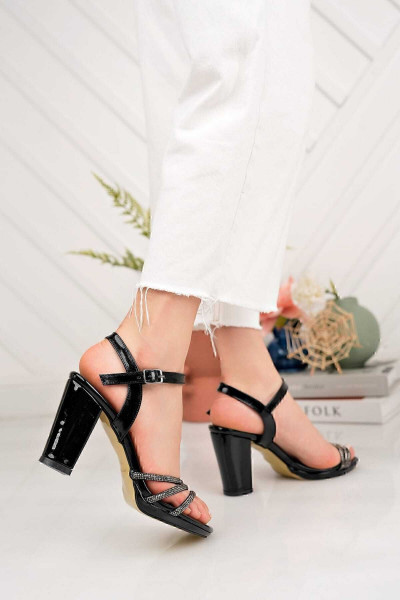 KADIN SİYAH RUGAN 3 BİYELİ TAŞ DETAYLI ABİYE TOPUKLU AYAKKABI KADIN SİYAH RUGAN 3 BİYELİ TAŞ DETAYLI ABİYE TOPUKLU AYAKKABI