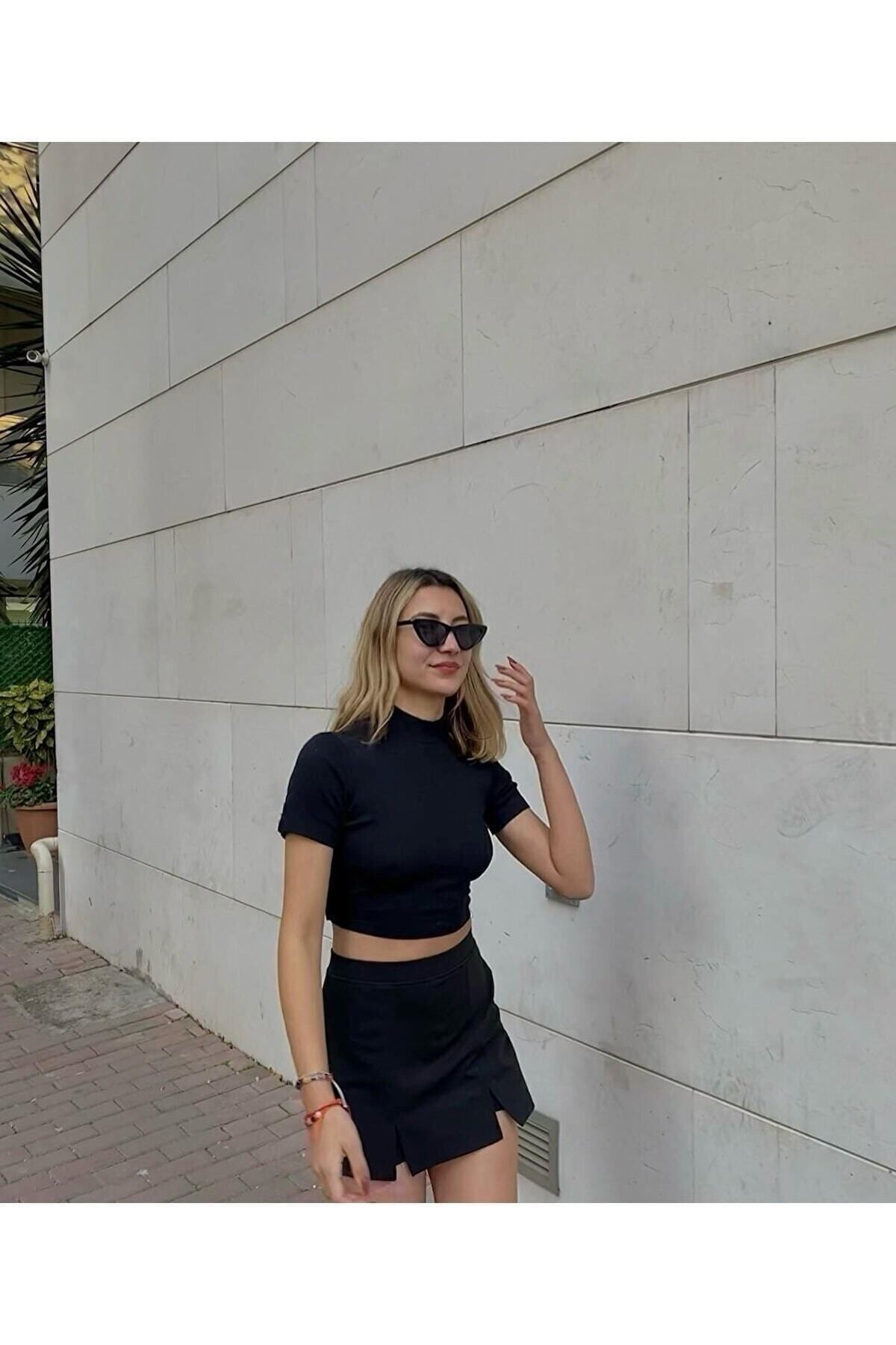 Siyah Mini Yırtmaçlı Şort Etek Çelik Örme Likralı Siyah Mini Yırtmaçlı Şort Etek Çelik Örme Likralı