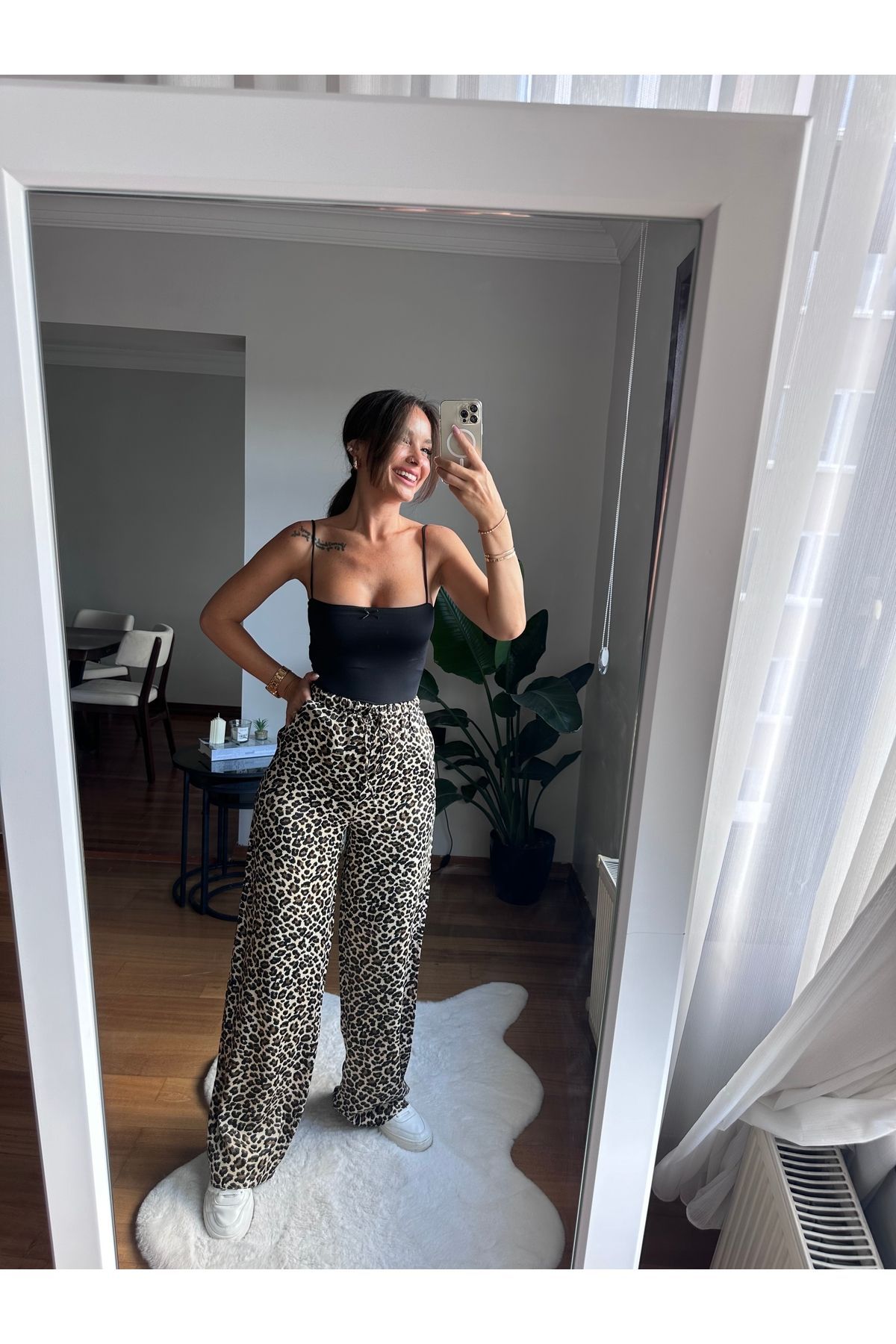 Kadın saten leoparlı pantolon Kadın saten leoparlı pantolon