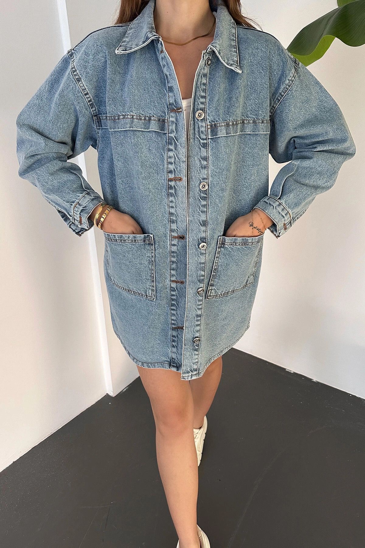 Mavi Düğmeli Çift Cep Oversize Denim Gömlek Ceket BCDF-245415 Mavi Düğmeli Çift Cep Oversize Denim Gömlek Ceket BCDF-245415