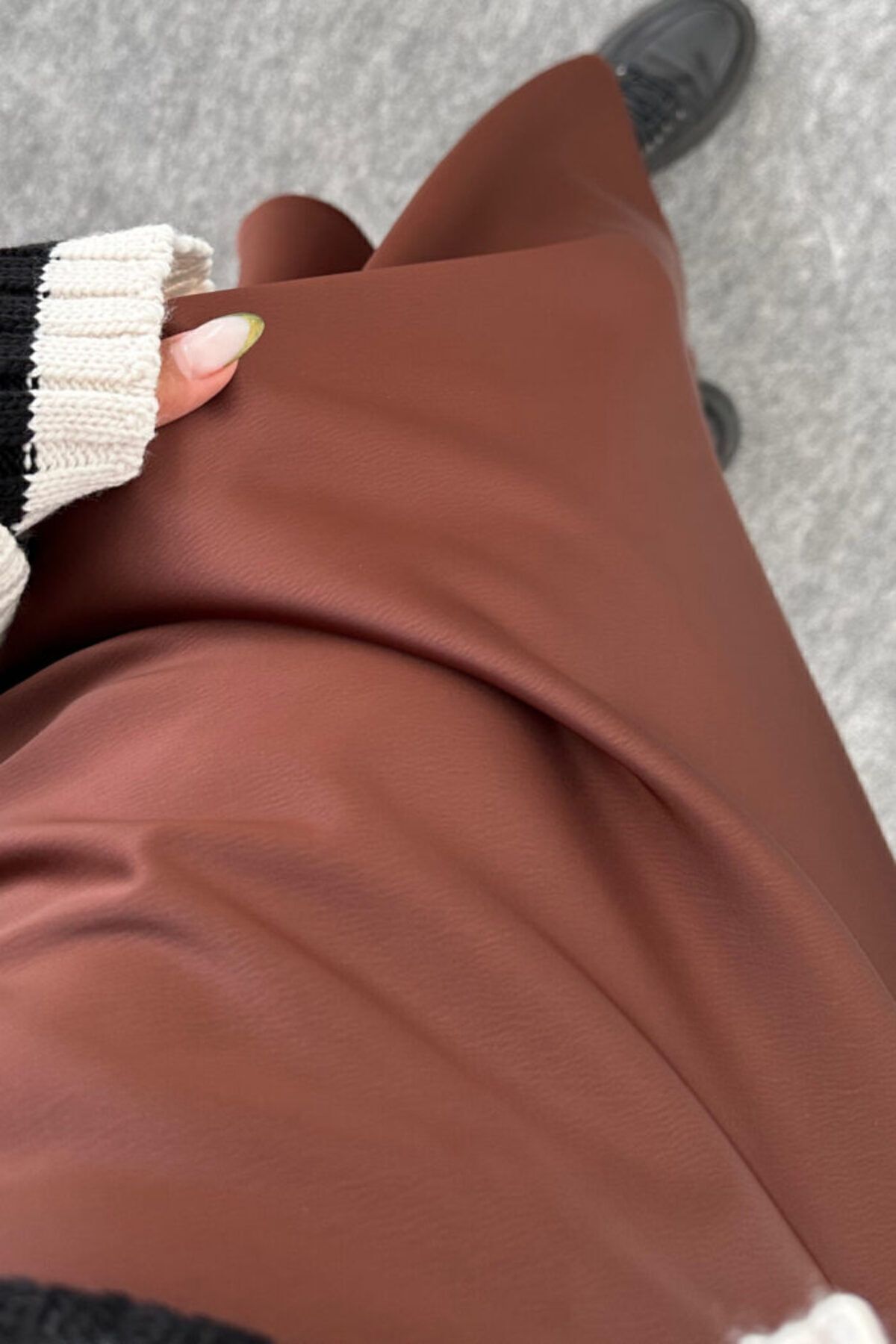 Kahverengi Saten Kumaş Beli Lastikli Uzun Çan Etek 96 Cm Kahverengi Saten Kumaş Beli Lastikli Uzun Çan Etek 96 Cm