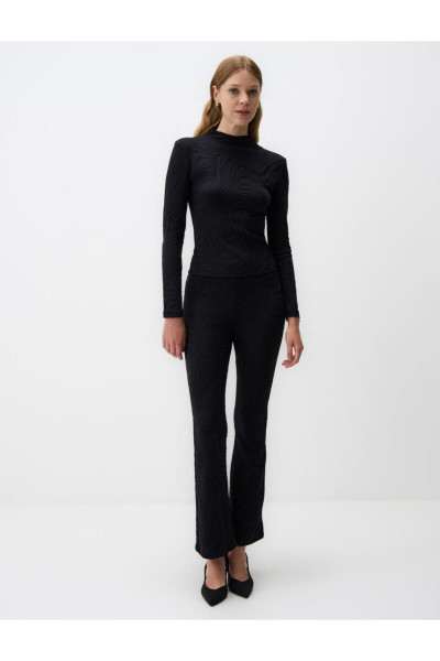 Siyah Dar Kesim Yarım Balıkçı Yaka Desenli Bluz Siyah Dar Kesim Yarım Balıkçı Yaka Desenli Bluz