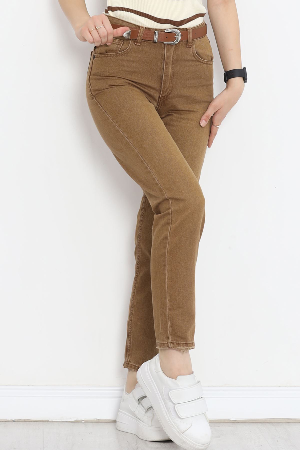 Kadın Şık Modern Kahve Kemerli Mom Kot Pantolon Kadın Şık Modern Kahve Kemerli Mom Kot Pantolon