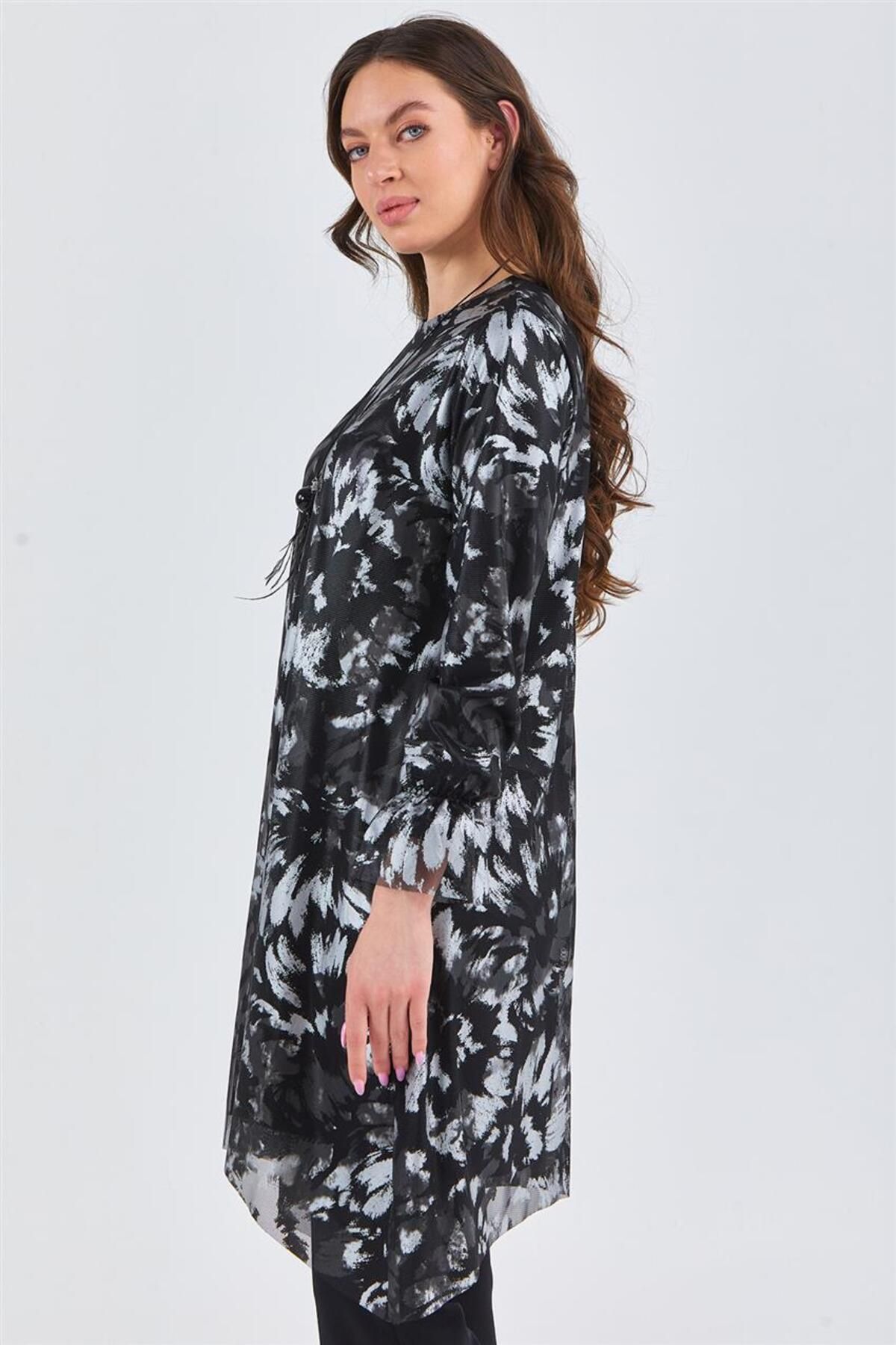 Kolyeli Desenli Gümüş Tunik Kolyeli Desenli Gümüş Tunik