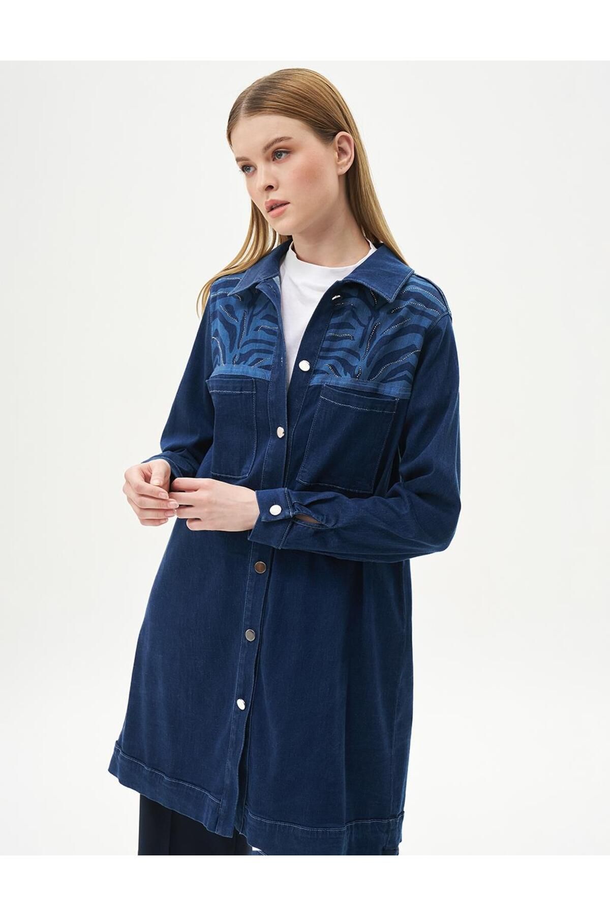 Taş İşlemeli Cepli Denim Ceket Koyu Lacivert Taş İşlemeli Cepli Denim Ceket Koyu Lacivert