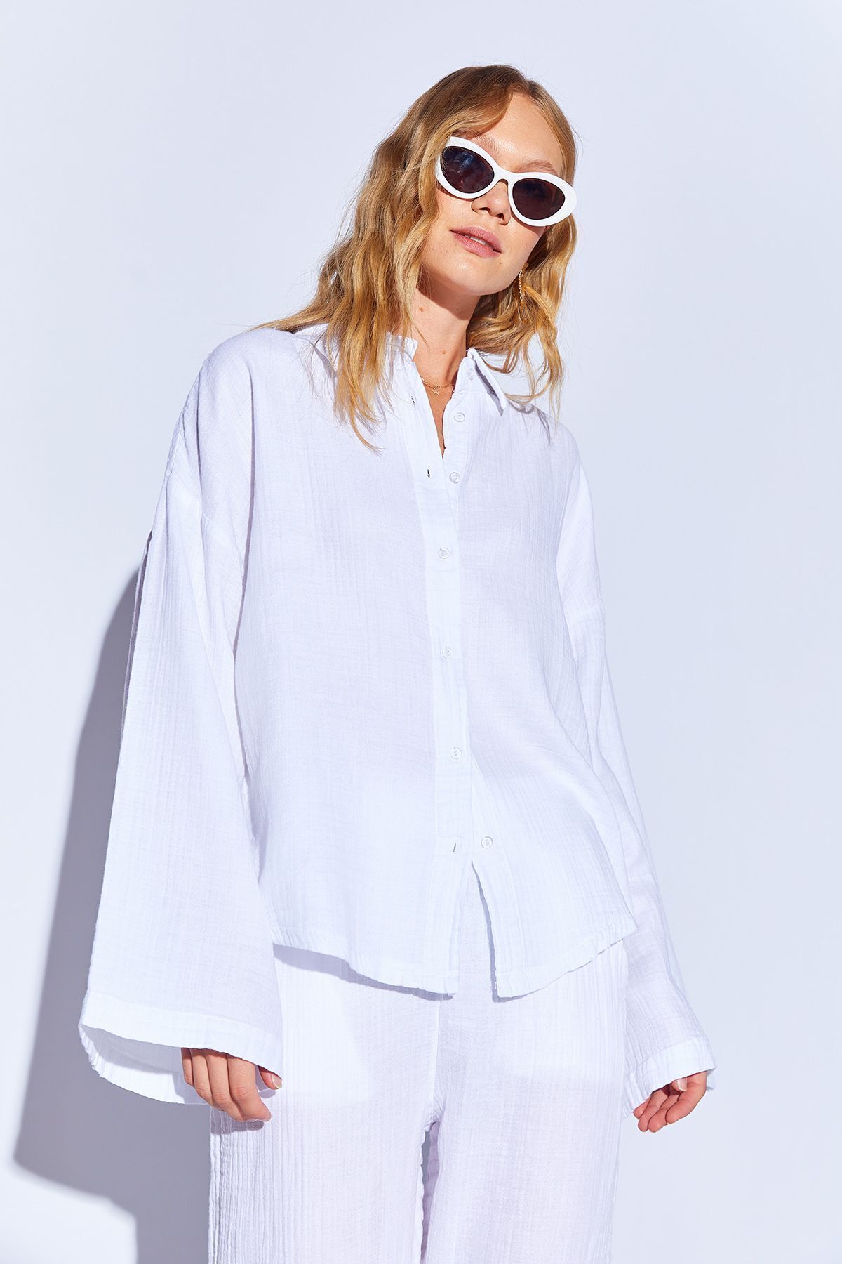 Optik Beyaz Kolları Salaş Yıkamalı Müslin Oversize Rahat Kalıp Kadın Basic Gömlek|MKS166881-01 Optik Beyaz Kolları Salaş Yıkamalı Müslin Oversize Rahat Kalıp Kadın Basic Gömlek|MKS166881-01