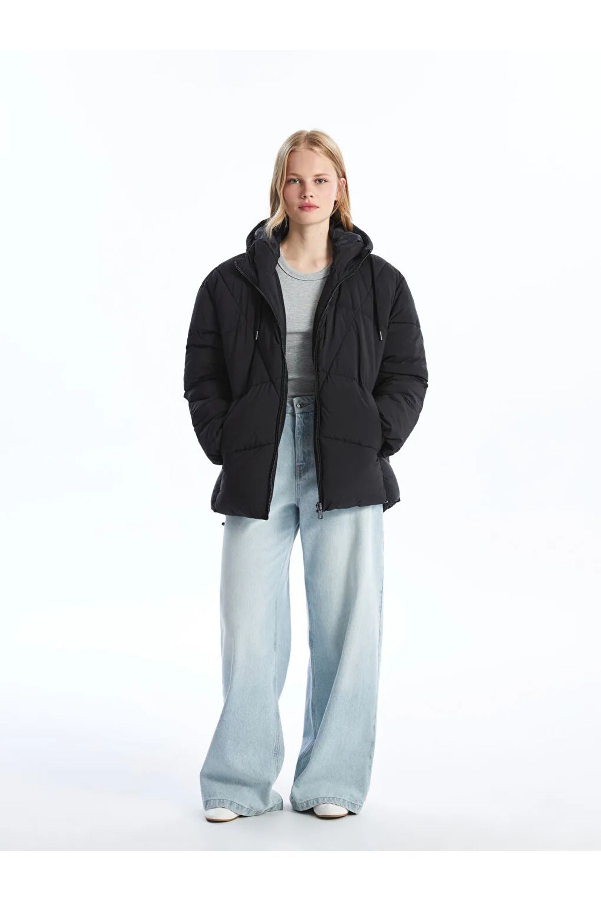 LCW Vision Yeni Siyah Kapüşonlu Düz Oversize Kadın Şişme Mont LCW Vision Yeni Siyah Kapüşonlu Düz Oversize Kadın Şişme Mont
