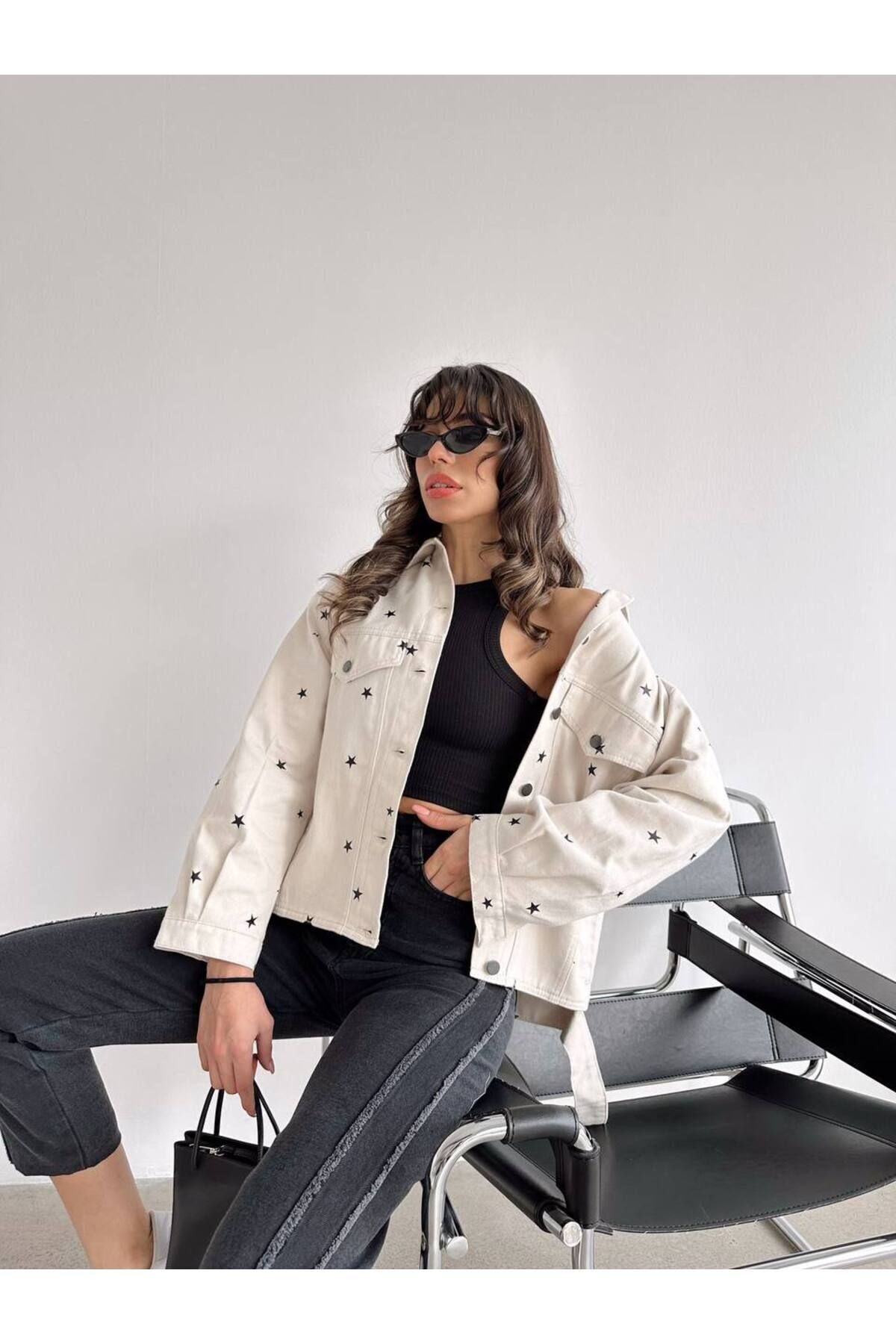 Sonya Yıldız Desenli Ekru Taş Rengi Oversize Denim Kot Ceket Sonya Yıldız Desenli Ekru Taş Rengi Oversize Denim Kot Ceket