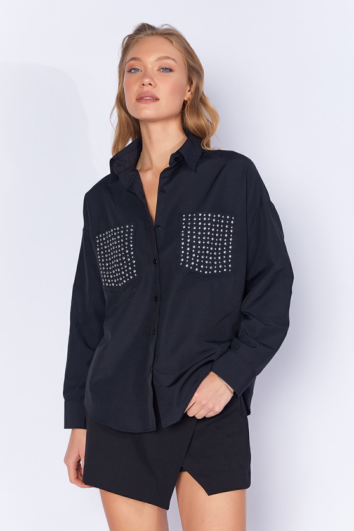 Siyah Cebi Taş Detaylı Oversize Kadın Poplin Gömlek| Ek1000168772-8772 Siyah Cebi Taş Detaylı Oversize Kadın Poplin Gömlek| Ek1000168772-8772