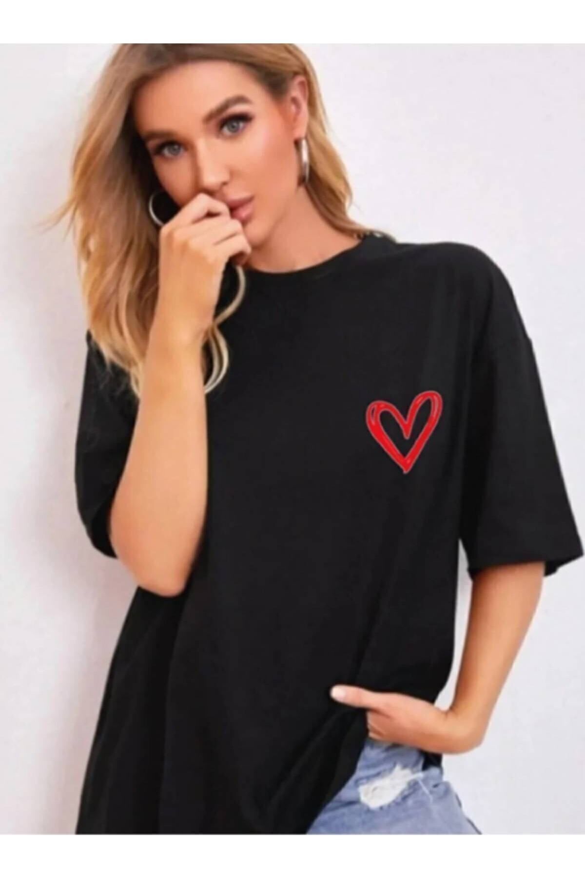 Minimal Kalp Baskılı Siyah Oversize Tshirt Minimal Kalp Baskılı Siyah Oversize Tshirt