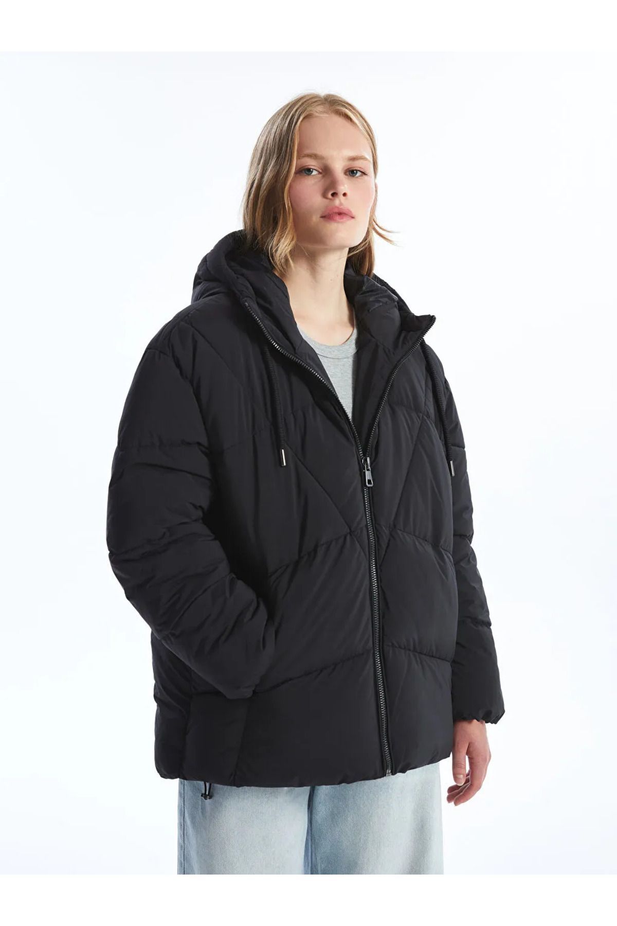 LCW Vision Yeni Siyah Kapüşonlu Düz Oversize Kadın Şişme Mont LCW Vision Yeni Siyah Kapüşonlu Düz Oversize Kadın Şişme Mont