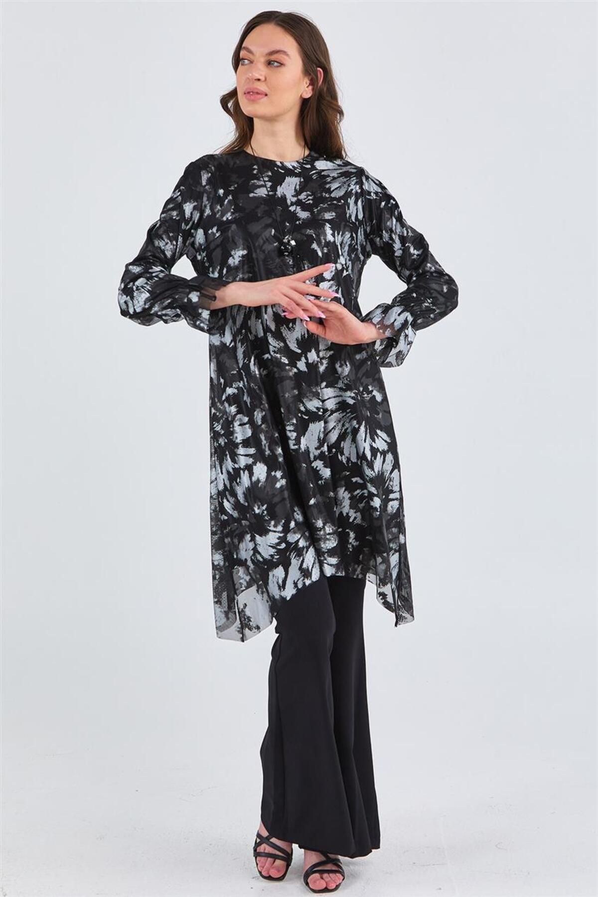 Kolyeli Desenli Gümüş Tunik Kolyeli Desenli Gümüş Tunik
