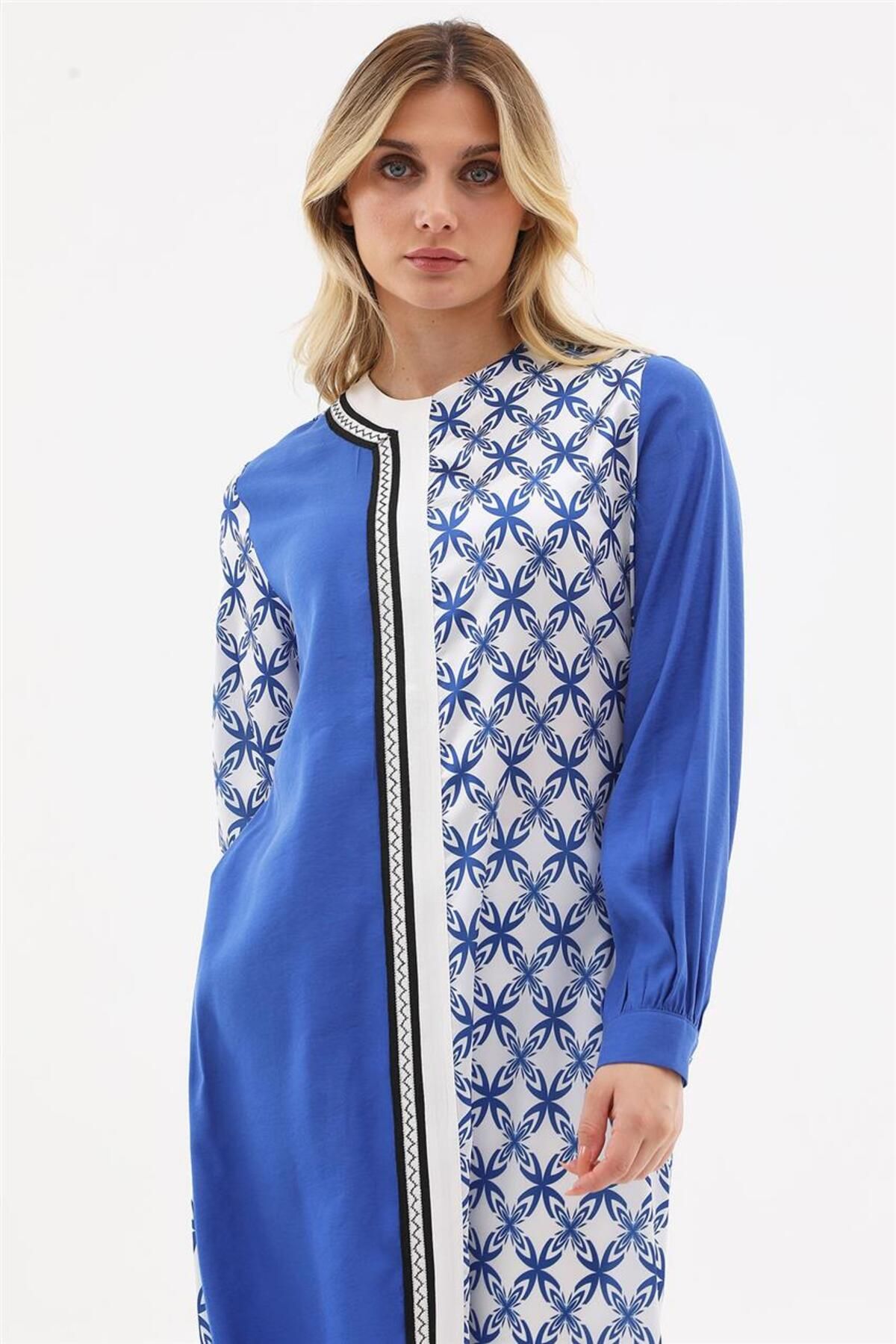 Saten Görünümlü Garnili Saks Tunik Saten Görünümlü Garnili Saks Tunik
