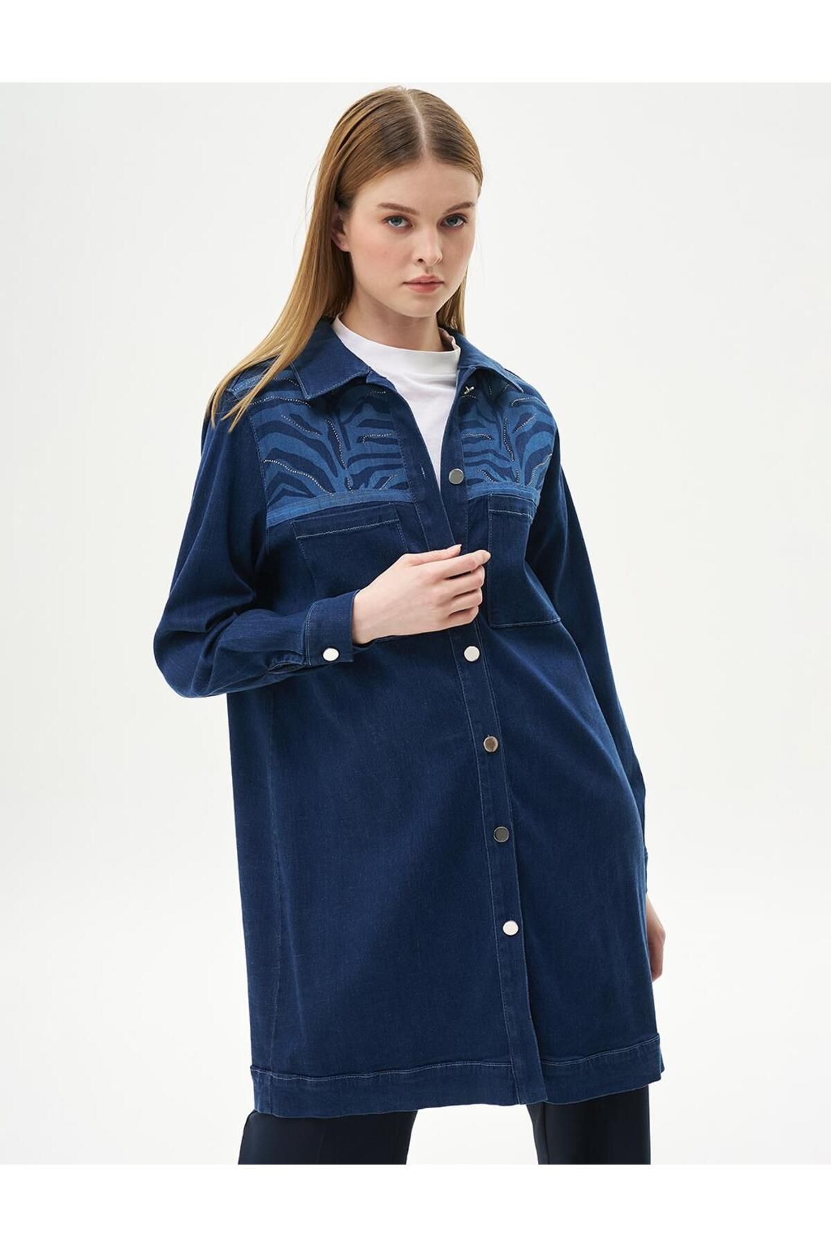 Taş İşlemeli Cepli Denim Ceket Koyu Lacivert Taş İşlemeli Cepli Denim Ceket Koyu Lacivert