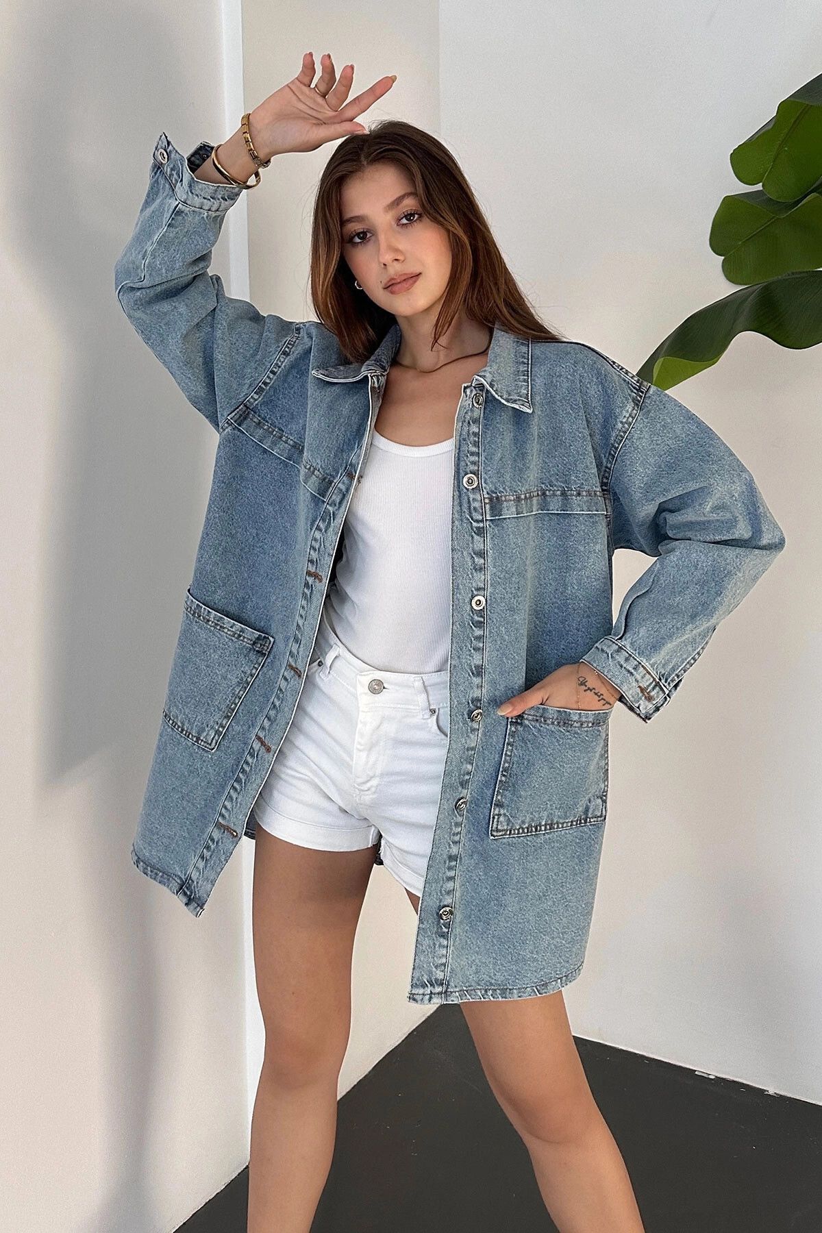 Mavi Düğmeli Çift Cep Oversize Denim Gömlek Ceket BCDF-245415 Mavi Düğmeli Çift Cep Oversize Denim Gömlek Ceket BCDF-245415