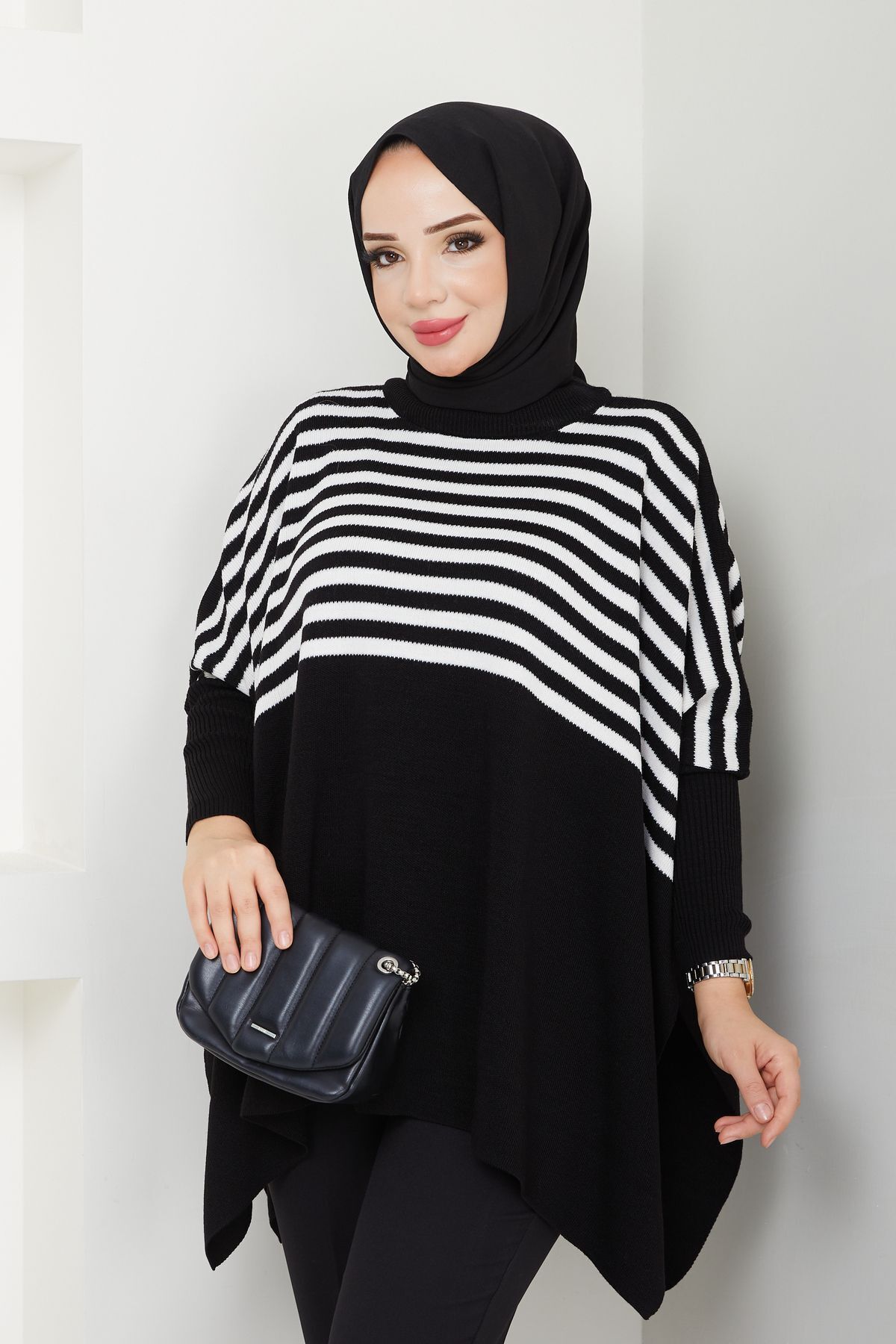 Kadın Siyah Ekru Çizgili Tesettür Triko Oversize Kazak Kadın Siyah Ekru Çizgili Tesettür Triko Oversize Kazak