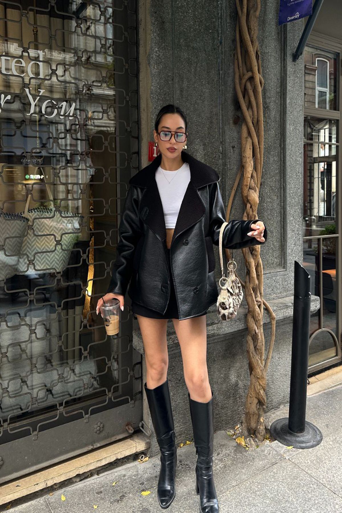 Kadın Siyah Oversize Deri İçi Kürklü Düğmeli Ceket Kadın Siyah Oversize Deri İçi Kürklü Düğmeli Ceket