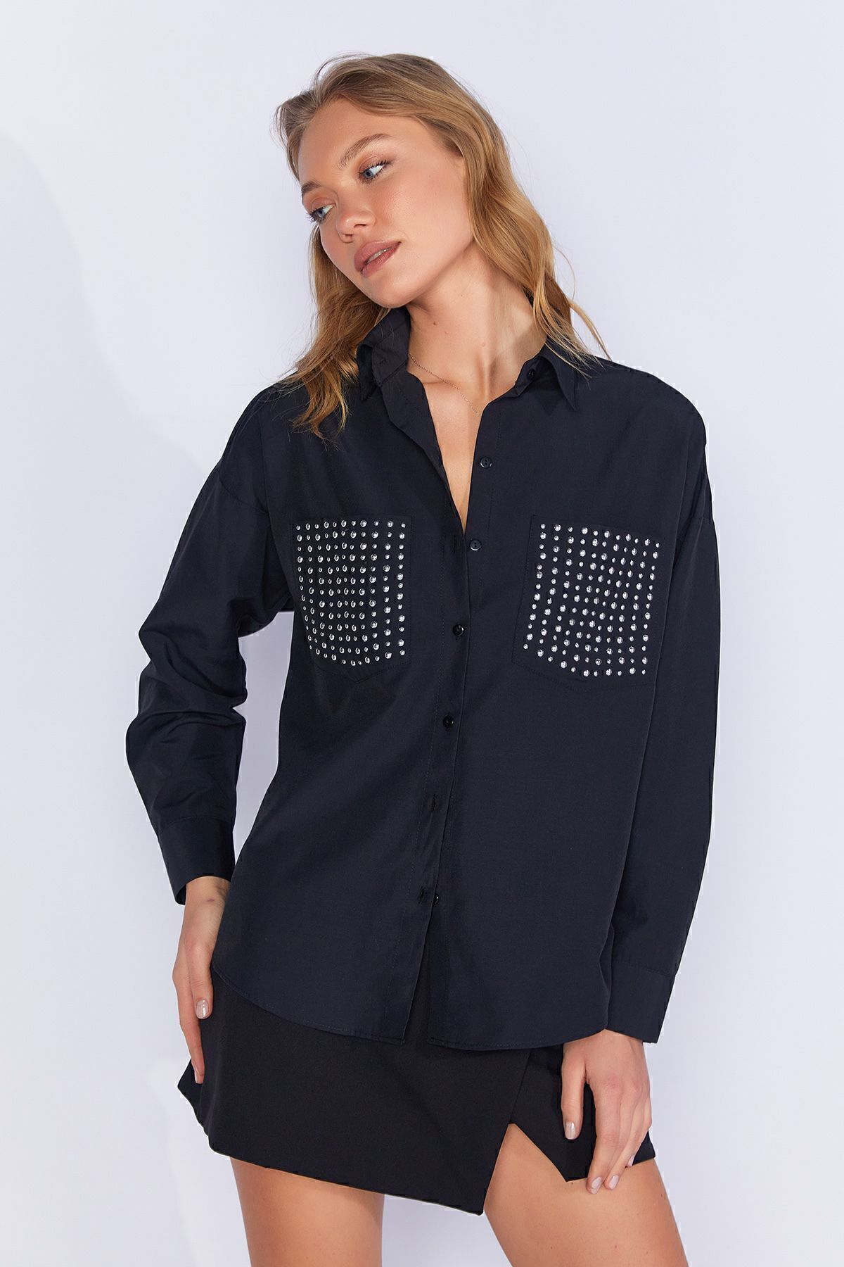 Siyah Cebi Taş Detaylı Oversize Kadın Poplin Gömlek| Ek1000168772-8772 Siyah Cebi Taş Detaylı Oversize Kadın Poplin Gömlek| Ek1000168772-8772