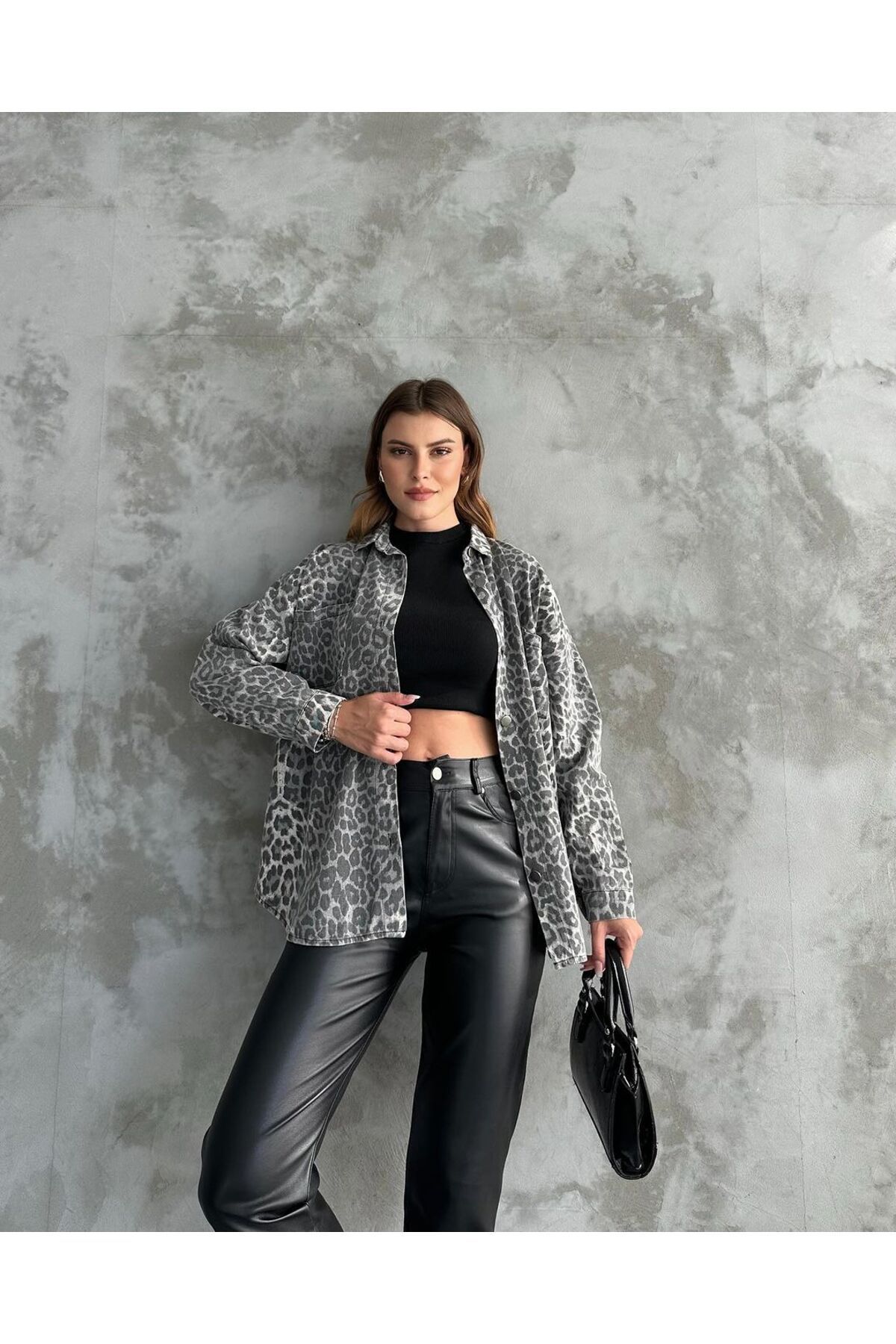 Kadın Oversize Uzun Kollu Çift Cepli Leopar Desenli Ceket Gömlek Kadın Oversize Uzun Kollu Çift Cepli Leopar Desenli Ceket Gömlek