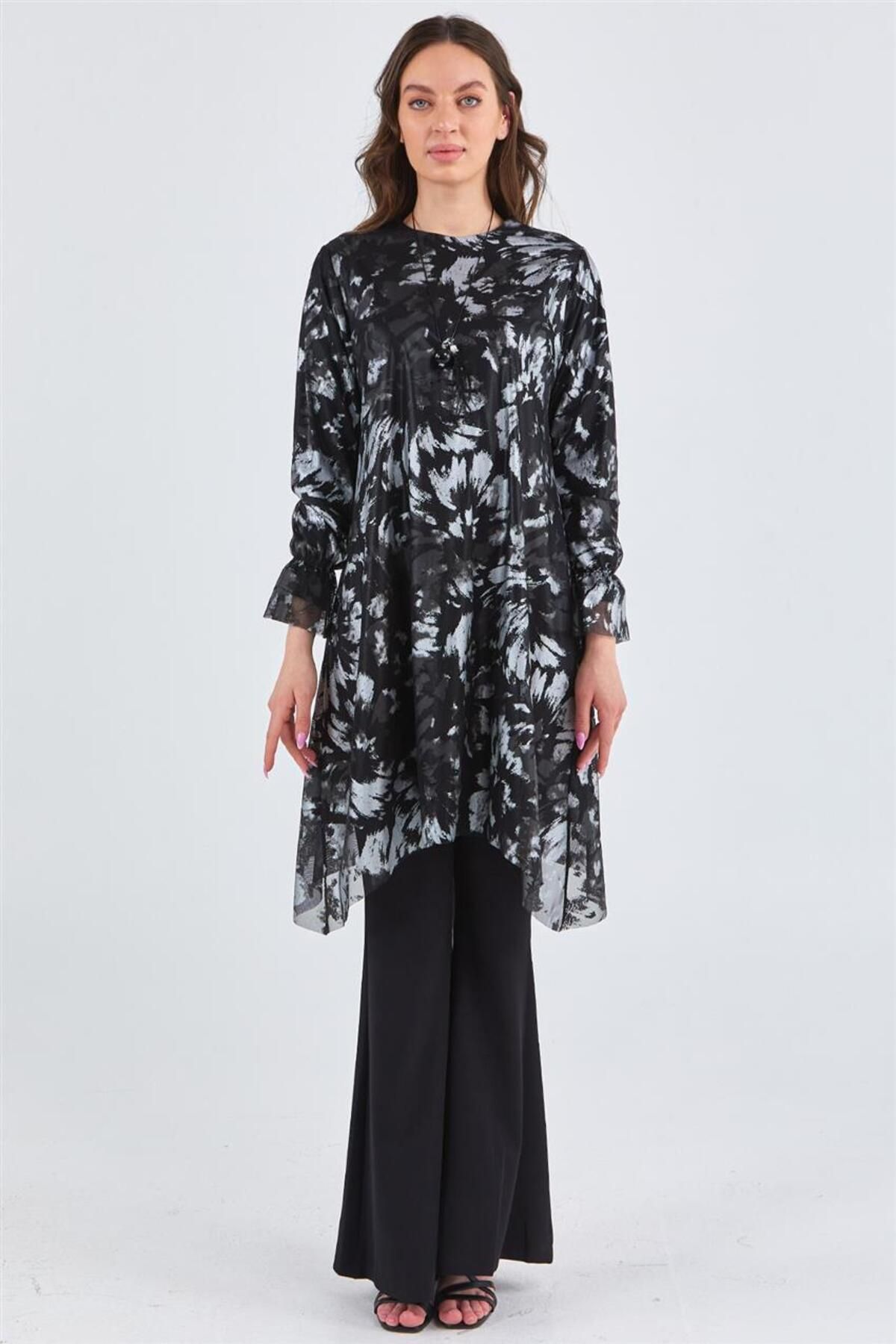 Kolyeli Desenli Gümüş Tunik Kolyeli Desenli Gümüş Tunik