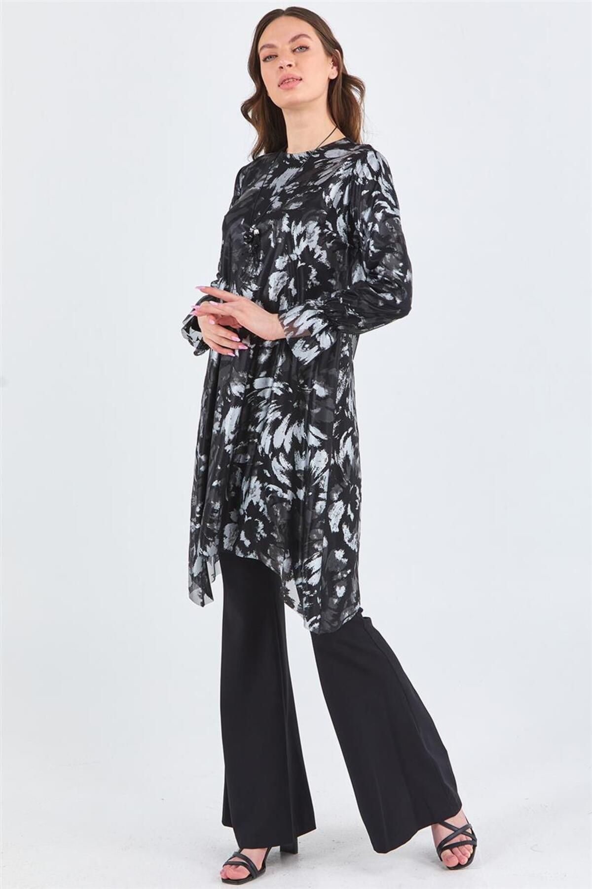 Kolyeli Desenli Gümüş Tunik Kolyeli Desenli Gümüş Tunik