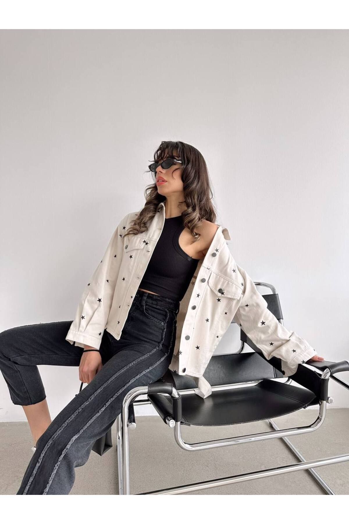 Sonya Yıldız Desenli Ekru Taş Rengi Oversize Denim Kot Ceket Sonya Yıldız Desenli Ekru Taş Rengi Oversize Denim Kot Ceket