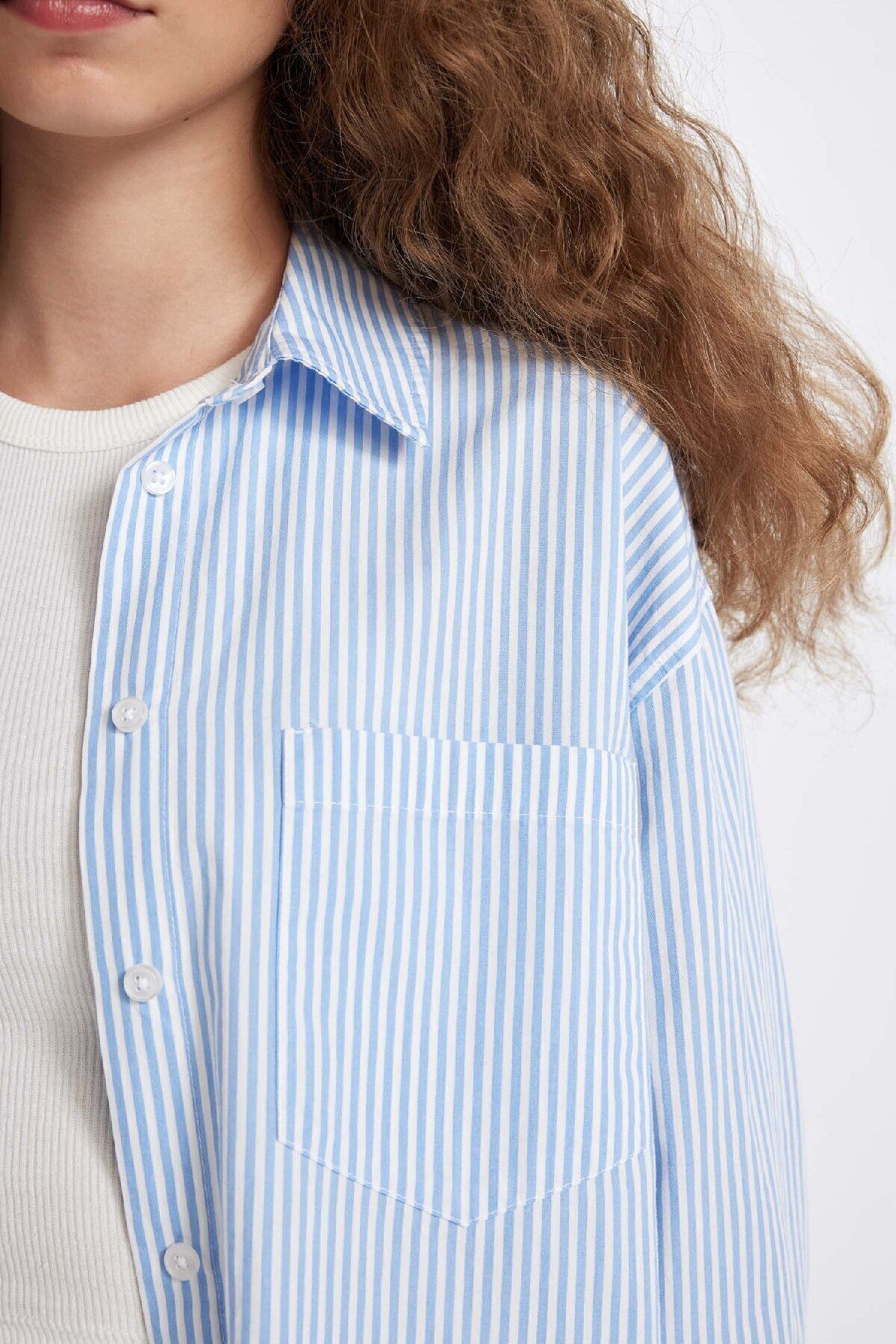 Oversize Geniş Kalıp Cepli Çizgili Poplin Uzun Kollu Gömlek B1132ax24au Oversize Geniş Kalıp Cepli Çizgili Poplin Uzun Kollu Gömlek B1132ax24au